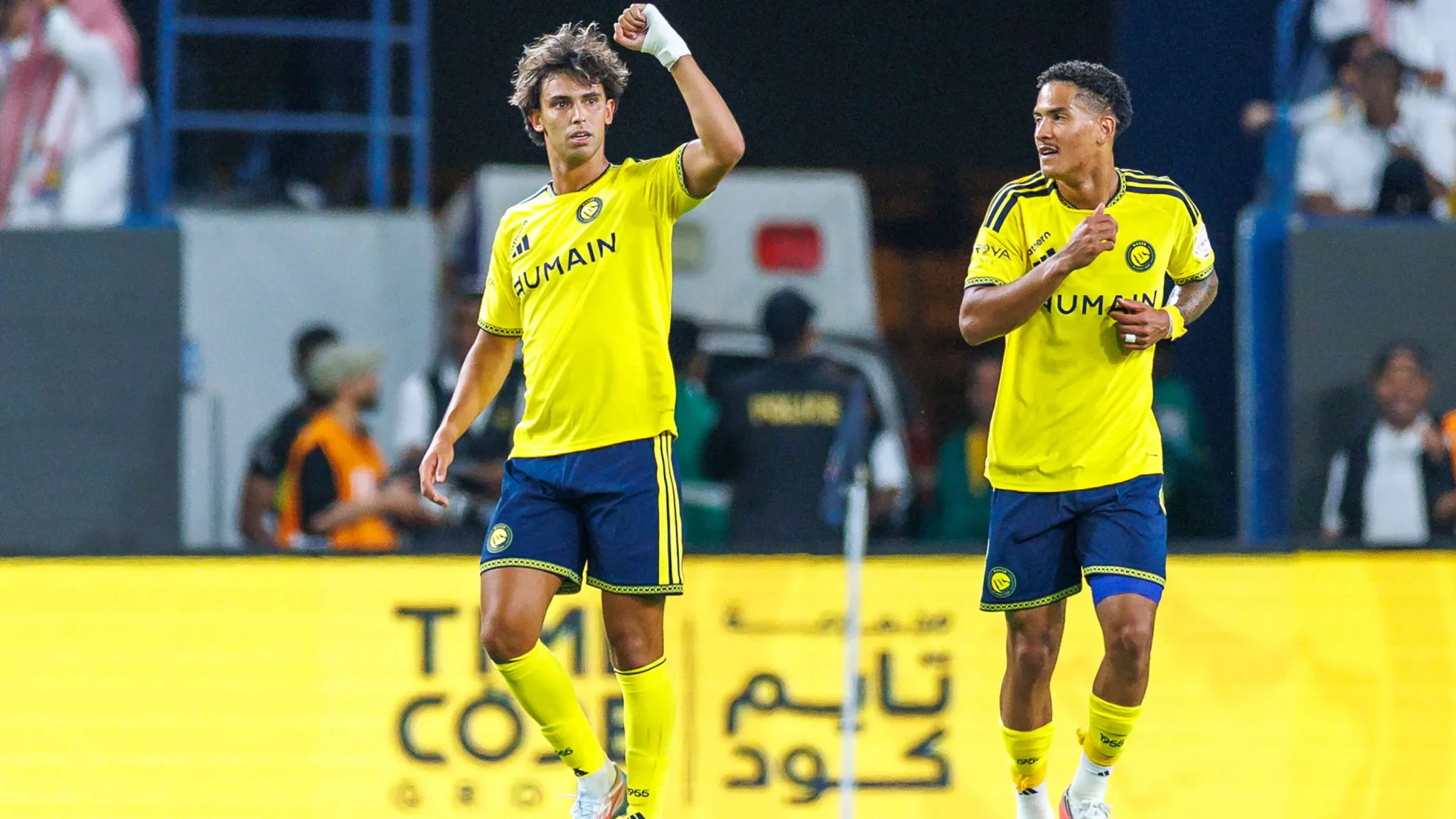 لاعبا النصر جواو فيليكس وأنجيلو غابرييل يحتفلان بعد تسجيل أهداف في مباراة الدوري السعودي أمام الفتح تحت قيادة المدرب أنجى بوستيكوغلو.
