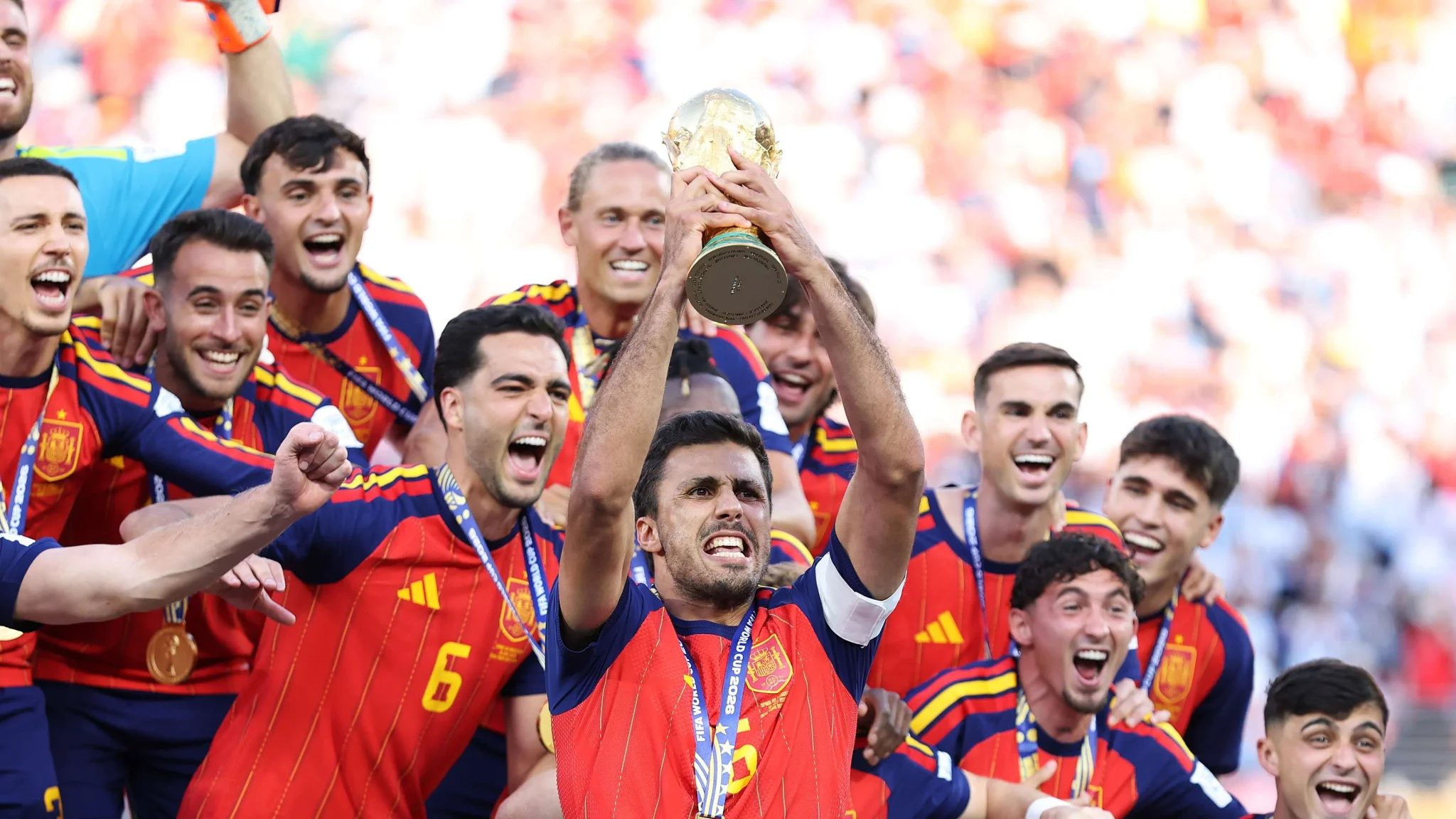 لاعب وسط إسباني يرفع كأس العالم مع منتخب إسبانيا وسط فرحة زملائه بعد الفوز بلقب كأس العالم 2026.