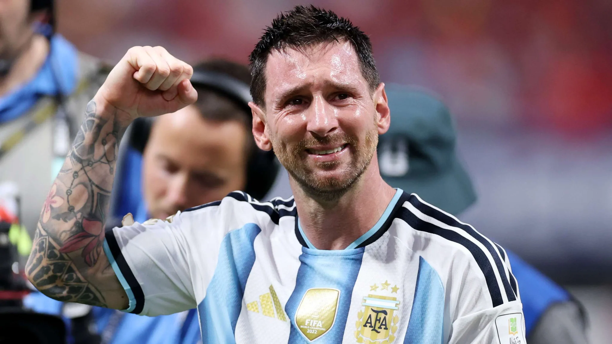 ليونيل ميسي يبكي بفخر وانتصار بعد العودة الدرامية وتأهل الأرجنتين إلى ربع نهائي كأس العالم 2022.