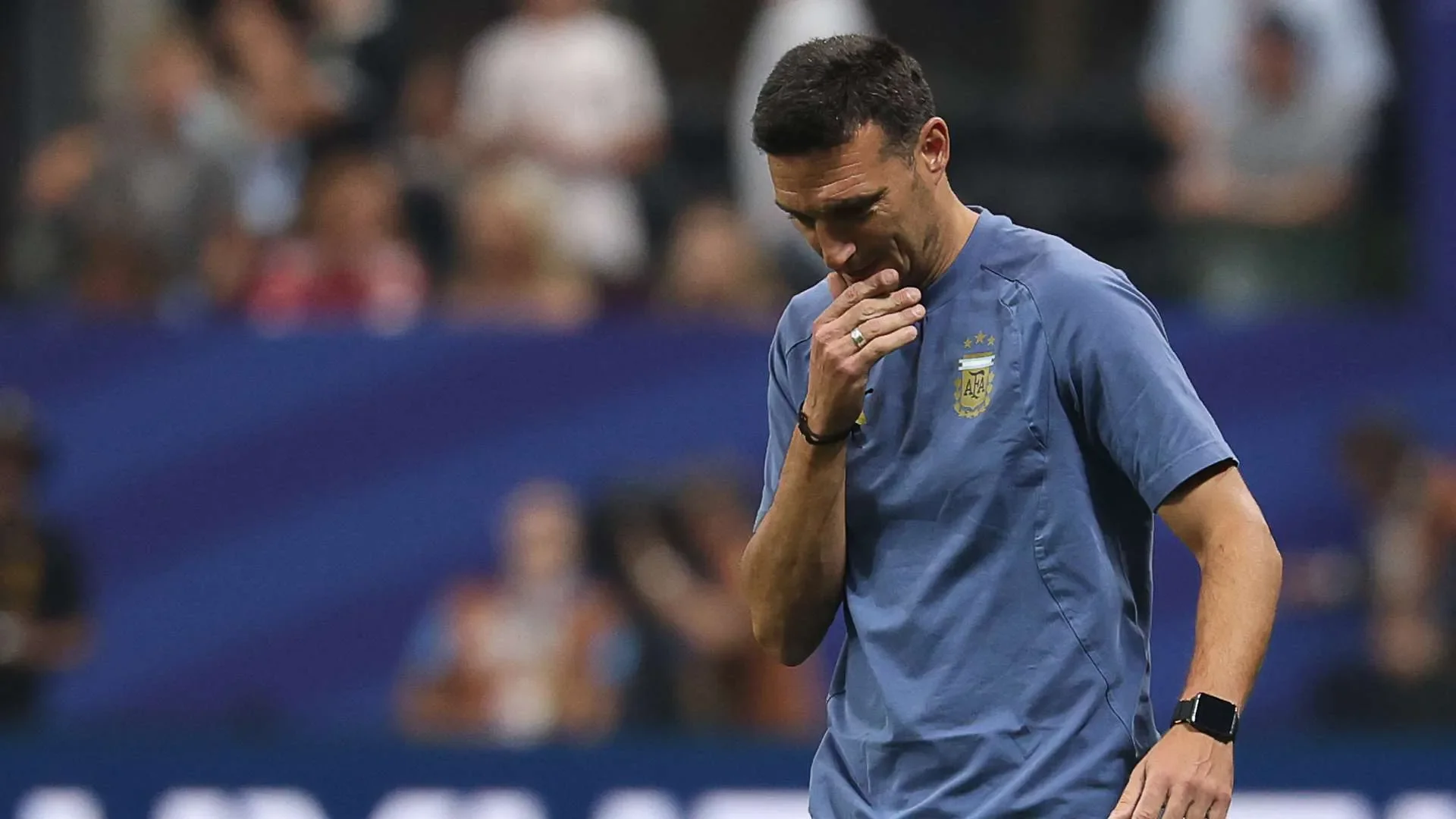 مدرب الأرجنتين Scaloni يظهر بتأثر عاطفي شديد بعد الانتصار الدرامي في كأس العالم، معبرة عن عمق ارتباطه بالفريق والشعب.