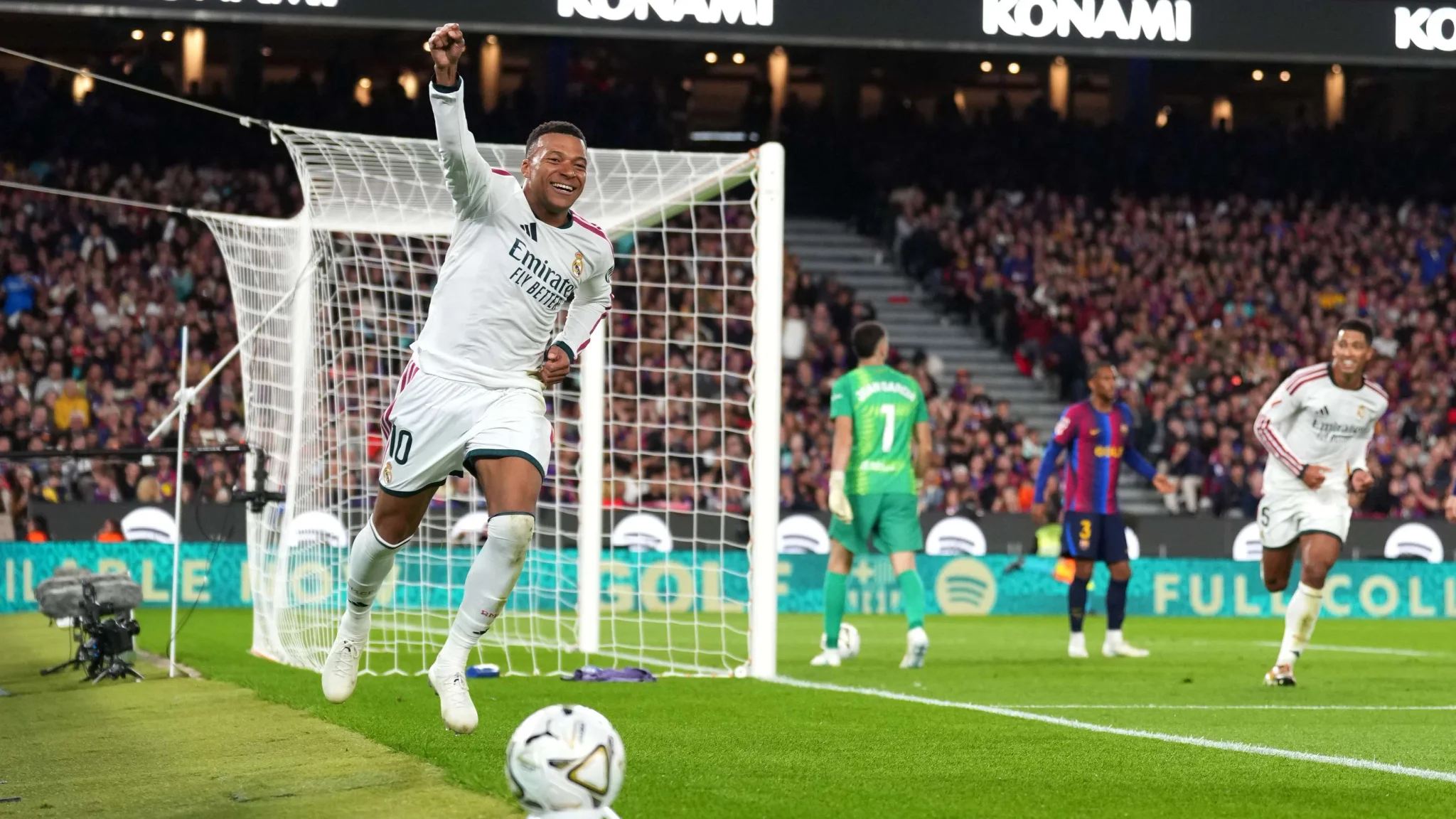 كيليان مبابي يحتفل بهدفه الذي سجله في مرمى برشلونة خلال مباراة الكلاسيكو، مانحاً ريال مدريد التقدم قبل نهاية الشوط الأول.