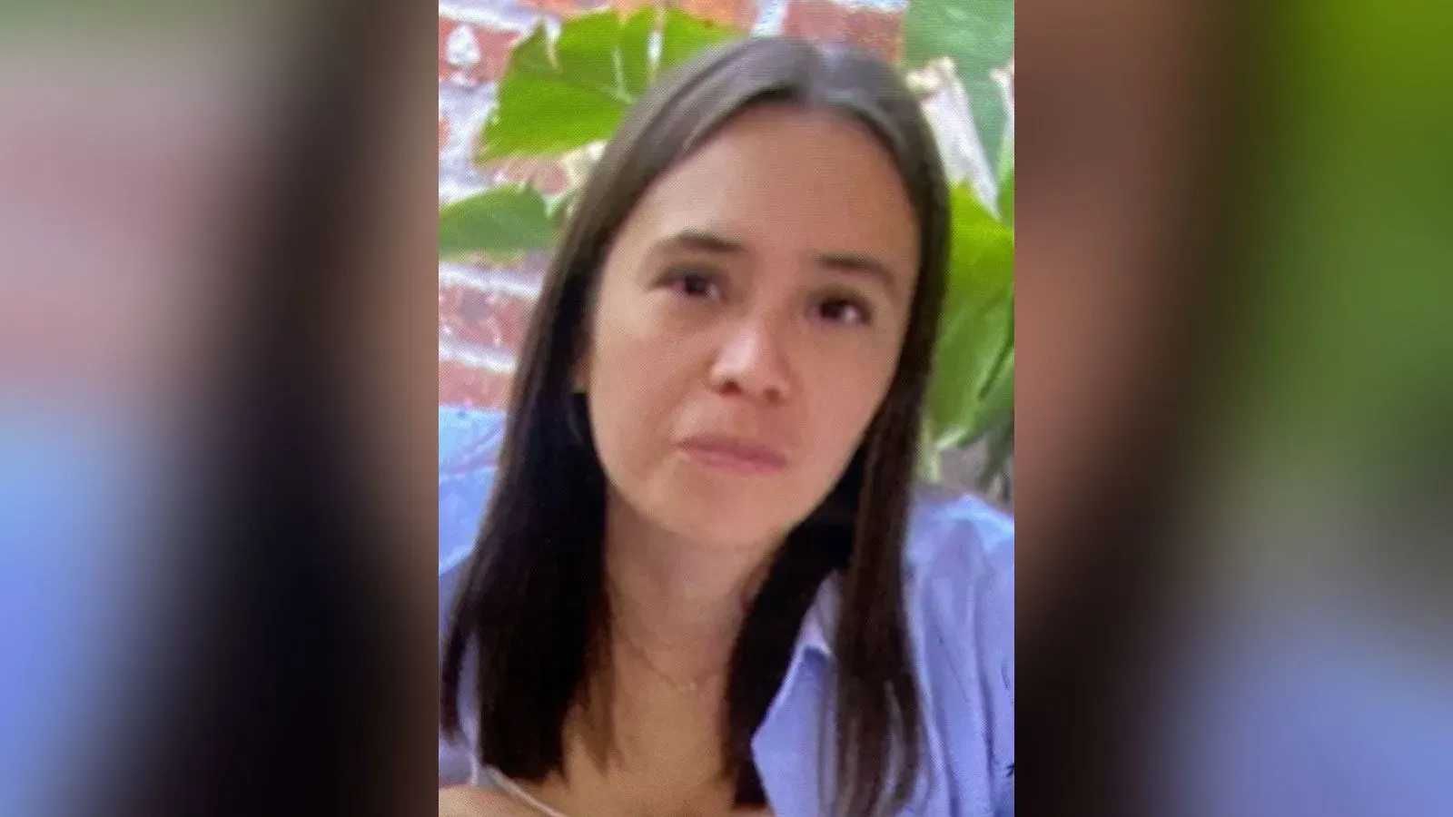 صورة لرئيسة العمل السابقة للمرأة المقتولة، تحمل حزمة مشبوهة على الدرج، مما يسلط الضوء على التحقيق في مقتلها في المكسيك.