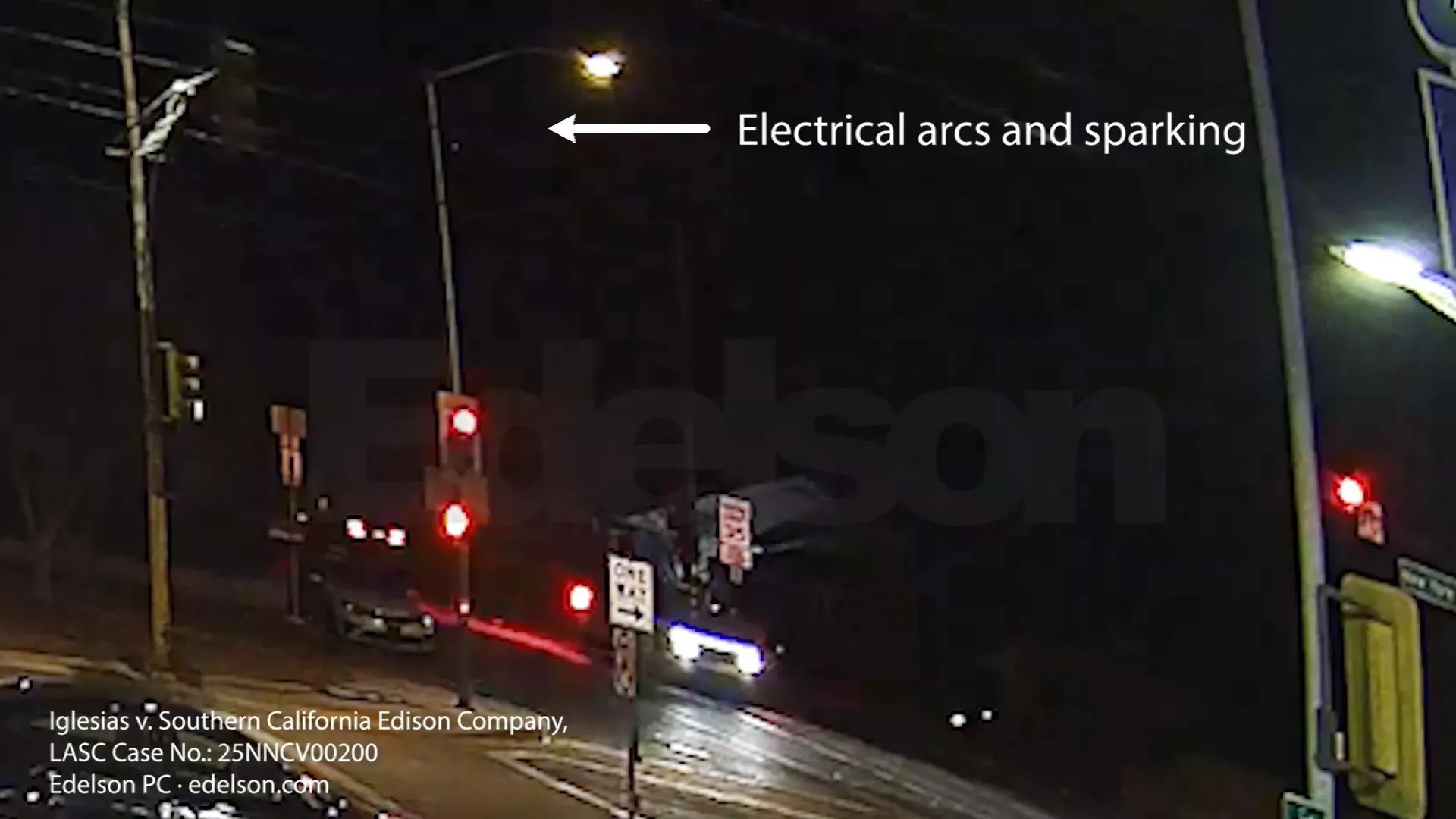 شرارات كهربائية من خطوط الكهرباء تظهر في مقطع فيديو من كاميرا أمان، تشير إلى بداية حريق إيتون في كاليفورنيا بتاريخ 7 يناير.