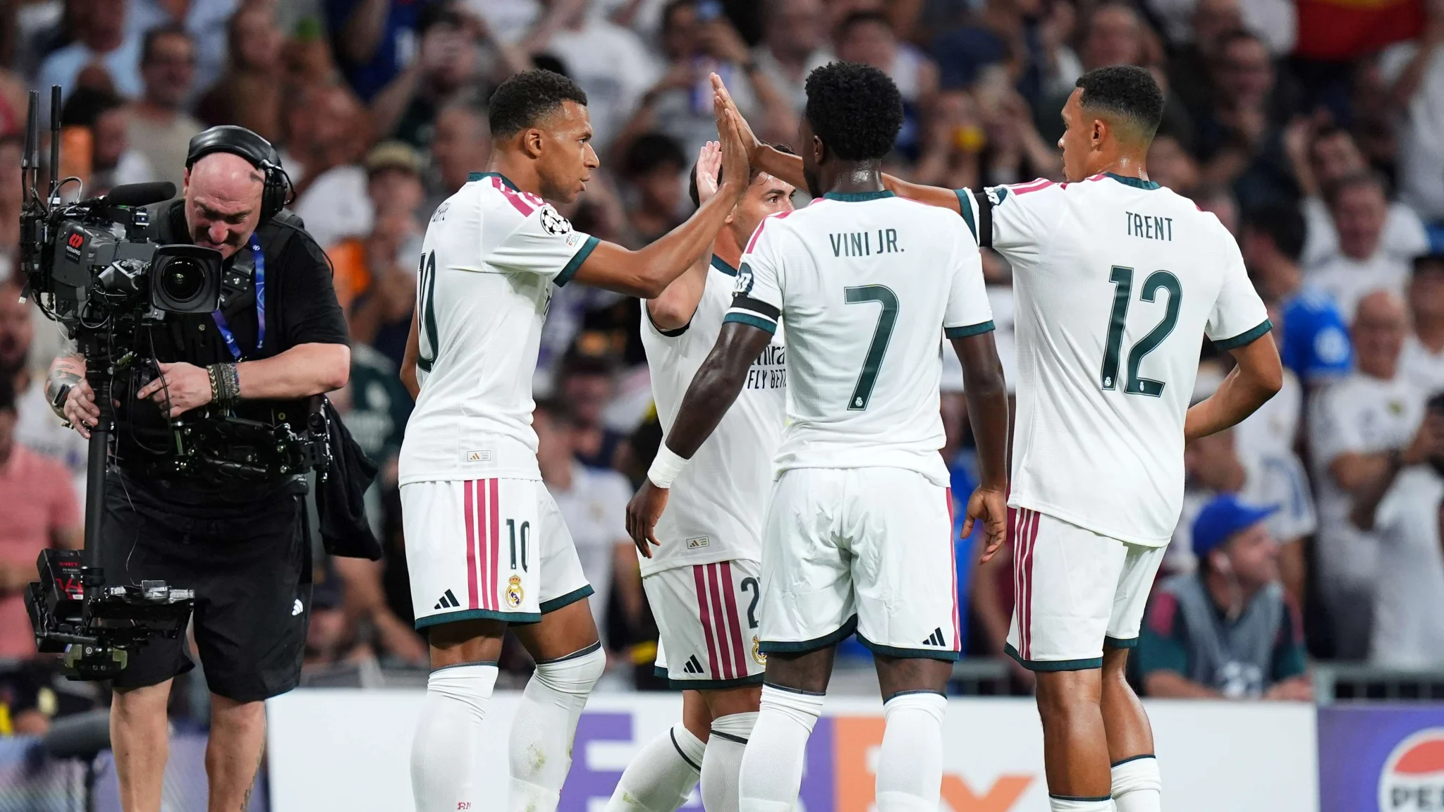 لاعبو ريال مدريد يحتفلون معًا بعد تسجيل هدف في مباراة دوري أبطال أوروبا ضد إنتر ميلان في سانتياغو برنابيو.