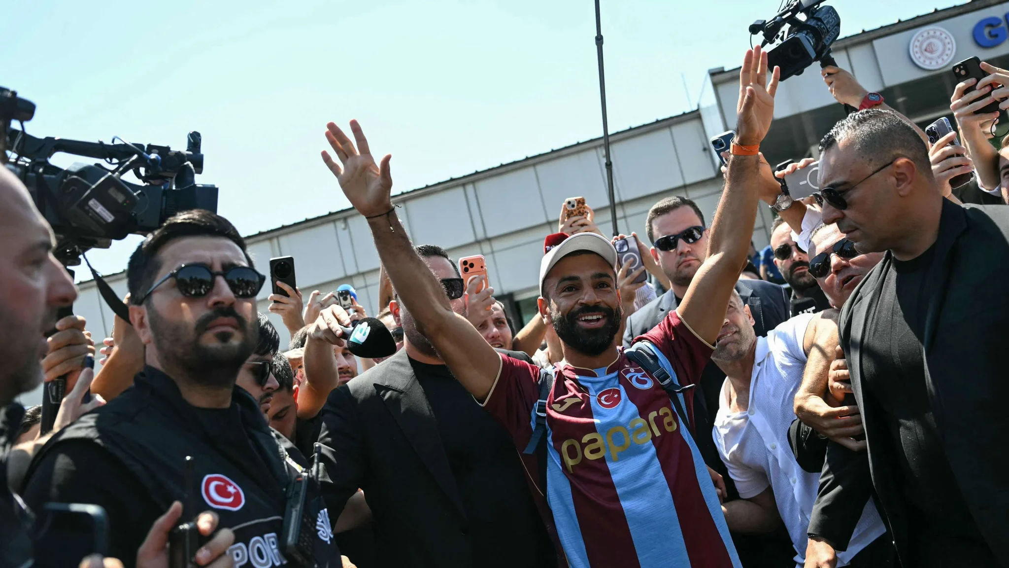محمد صلاح يلوح لجماهير طرابزون سبور وسط استقبال حافل في تركيا بعد انتقاله للنادي بصفقة تاريخية.
