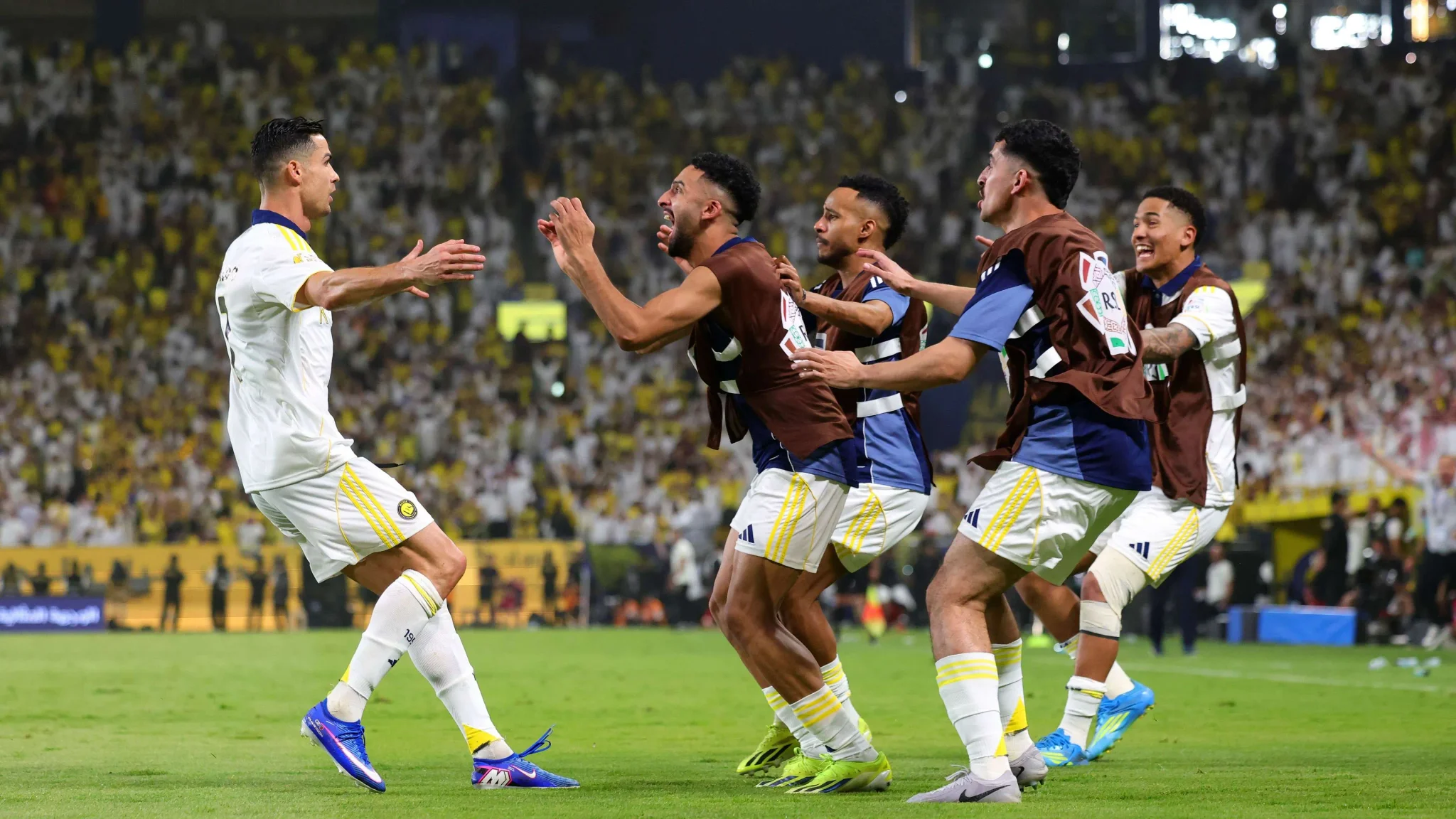 كريستيانو رونالدو يشارك في تدريبات فريق النصر السعودي استعداداً لموسم 2026 وسط حماس اللاعبين والجماهير في الملعب.