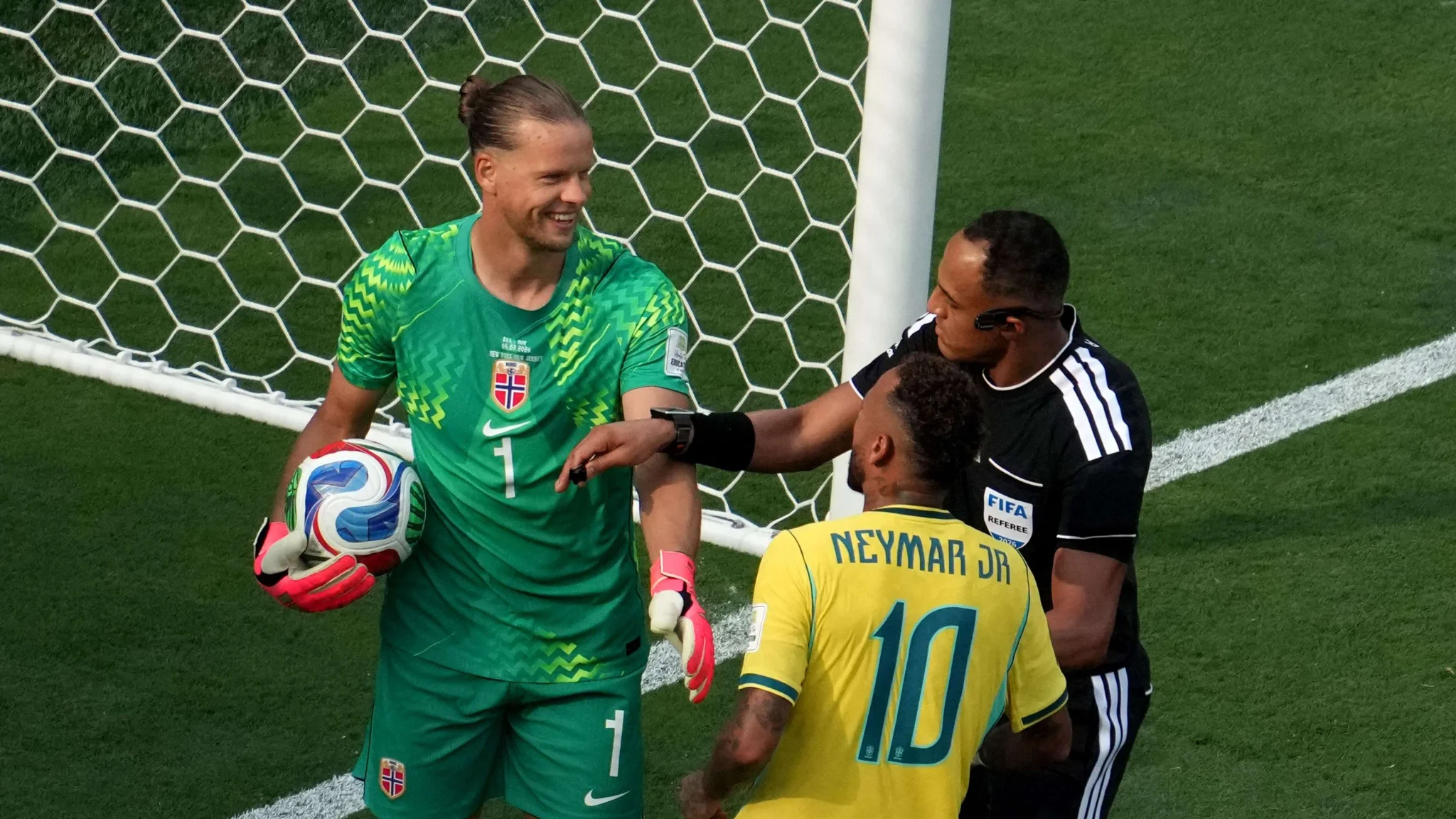 حارس مرمى منتخب النرويج يبتسم ممسكاً الكرة خلال مباراة كأس العالم 2026 ضد نيمار لاعب البرازيل رقم 10.