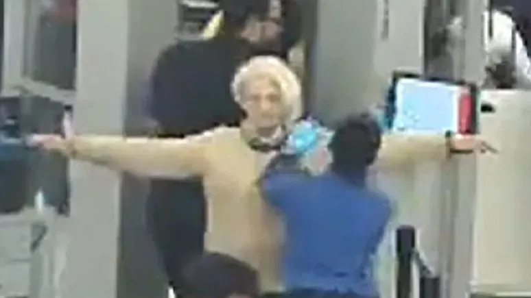 امرأة تتعرض للتفتيش الأمني في مطار جون كينيدي، حيث يُظهر الفيديو لحظة تجاوزها إجراءات الأمن قبل صعودها إلى طائرة دلتا متجهة إلى فرنسا.