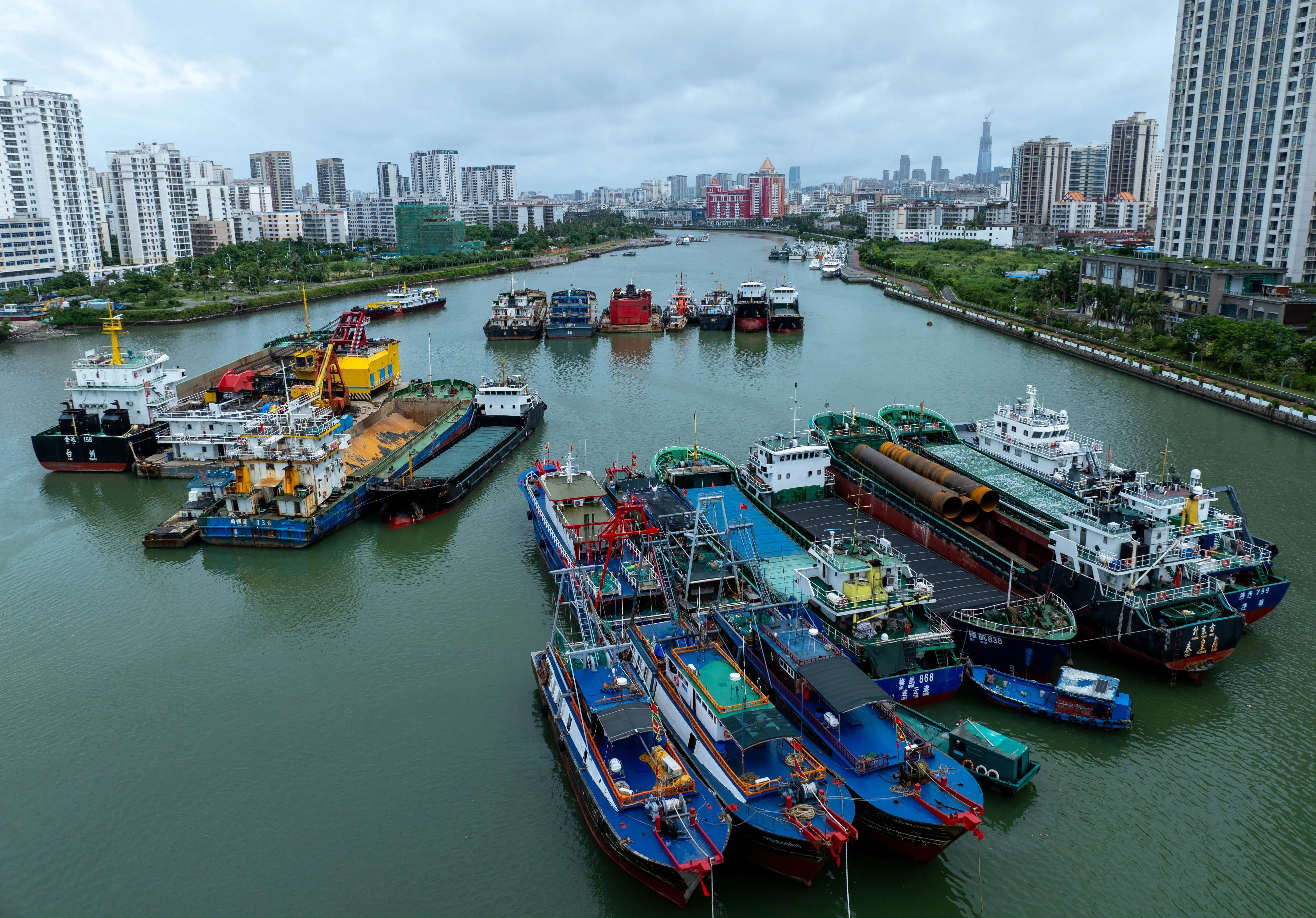تظهر الصورة مجموعة من القوارب راسية في ميناء، مع خلفية لمباني المدينة، في سياق الاستعدادات لإعصار كاجيكي في فيتنام.