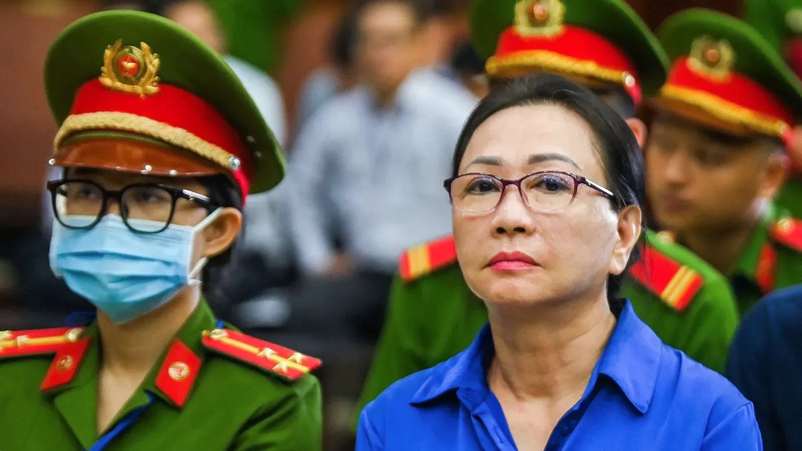 محاكمة ترونغ ماي لان، رئيسة مجموعة فان ثينه فات، وسط ضباط الشرطة، بعد قرار البرلمان الفيتنامي بإلغاء عقوبة الإعدام لجرائم محددة.
