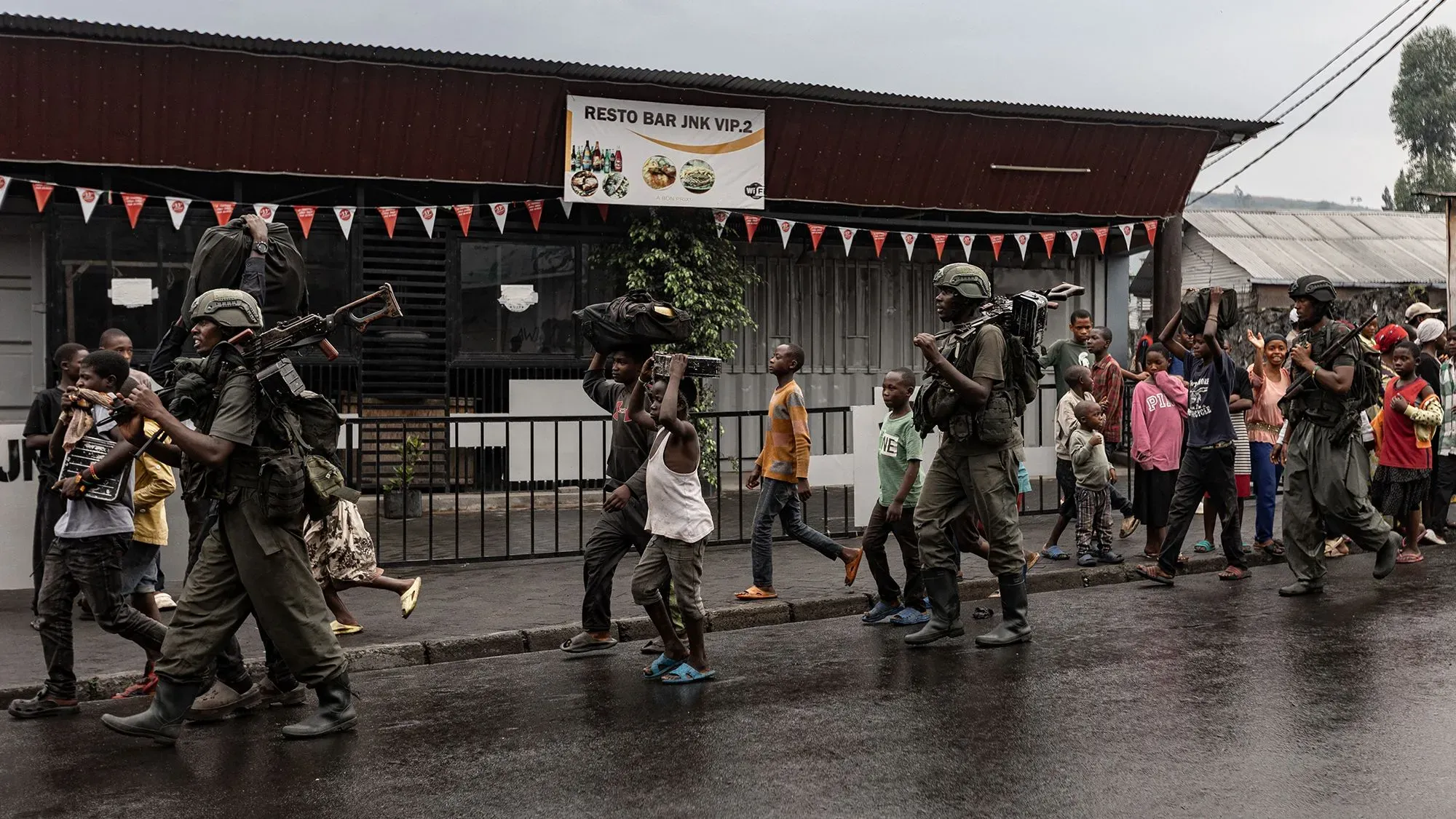 مقاتلون من حركة 23 مارس يسيرون في شوارع غوما مع مدنيين، وسط تصاعد التوترات والنزاع في جمهورية الكونغو الديمقراطية.