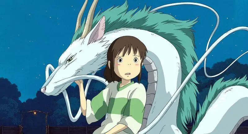 مشهد من فيلم أنمي ياباني يظهر فتاة صغيرة مع تنين أبيض، يعكس أسلوب Studio Ghibli الشهير في الرسوم المتحركة.