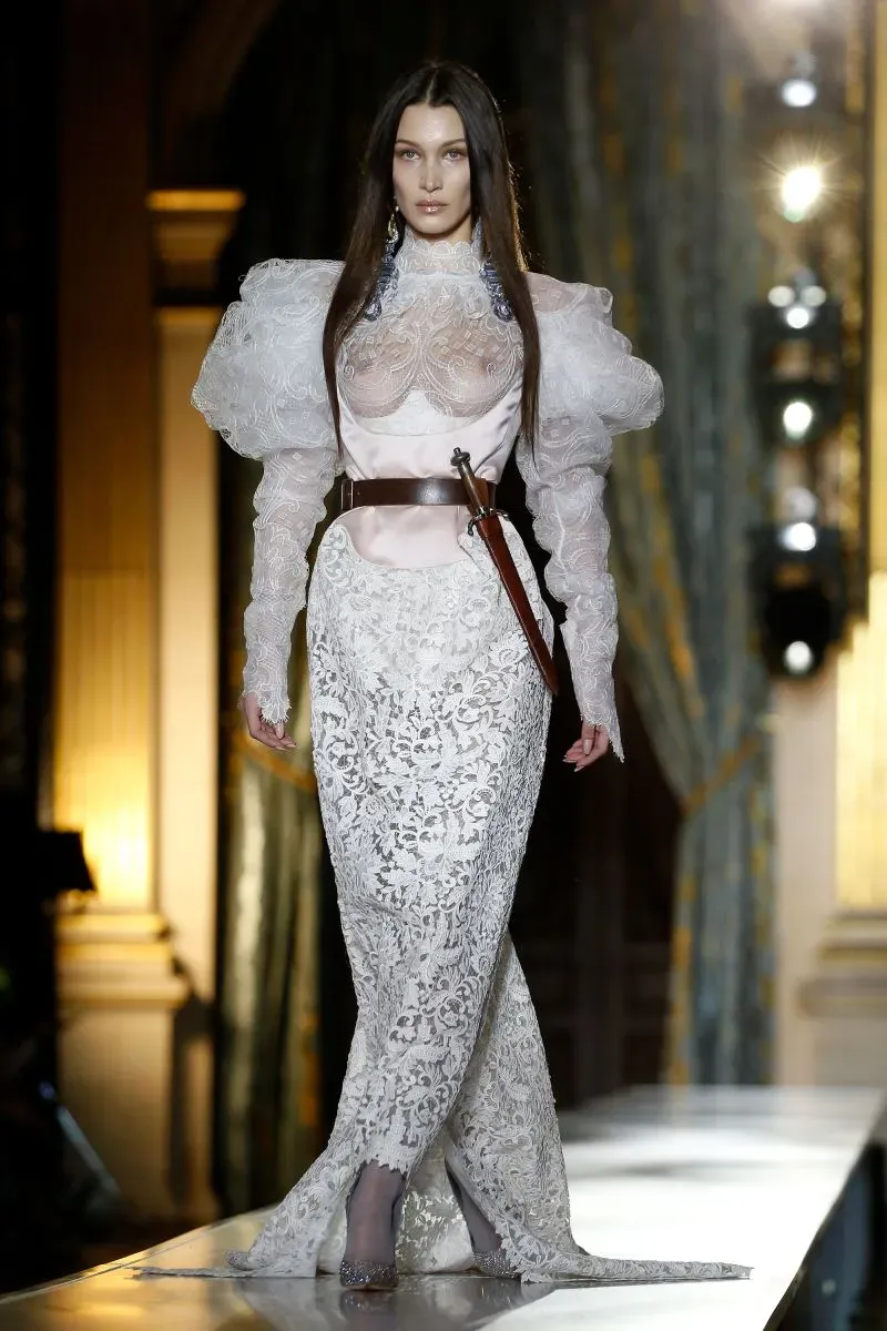 عارضة أزياء ترتدي فستان زفاف مبتكر من تصميم فيفيان ويستوود، يجمع بين الأناقة والجرأة، خلال عرض أزياء في برشلونة.