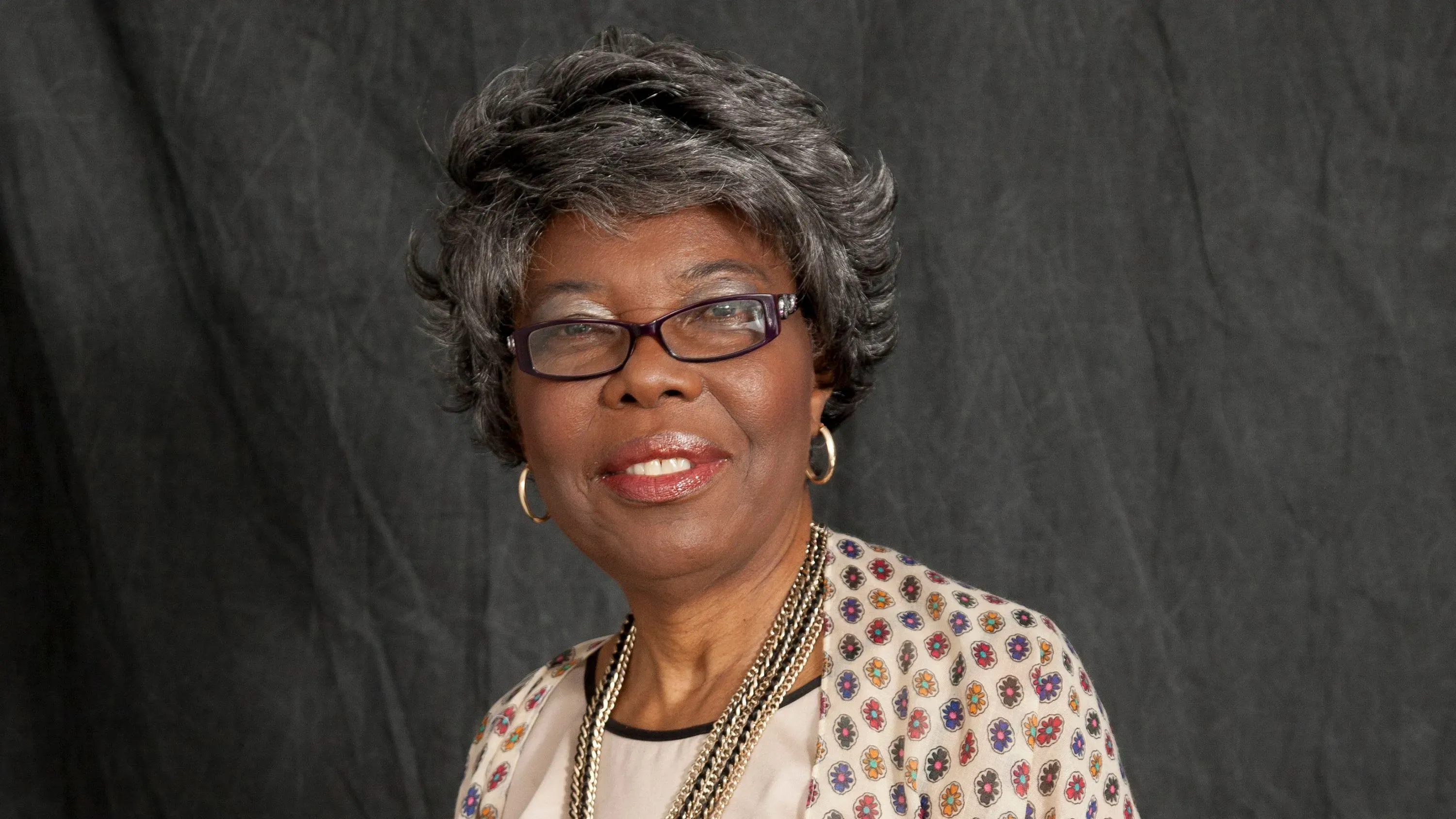 تظهر الصورة فوليتا والاس، والدة مغني الراب الراحل ذا نوتوريوس بي آي جي، مبتسمة بملابس أنيقة، تعكس إرثها ودعمها لموسيقى ابنها.