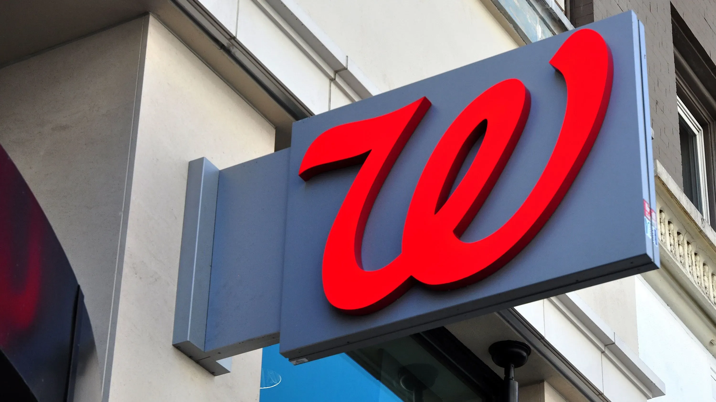 شعار شركة Walgreens باللون الأحمر، مع التركيز على الحرف "W"، يعكس تحول الشركة نحو صفقة خاصة بقيمة 23.7 مليار دولار.