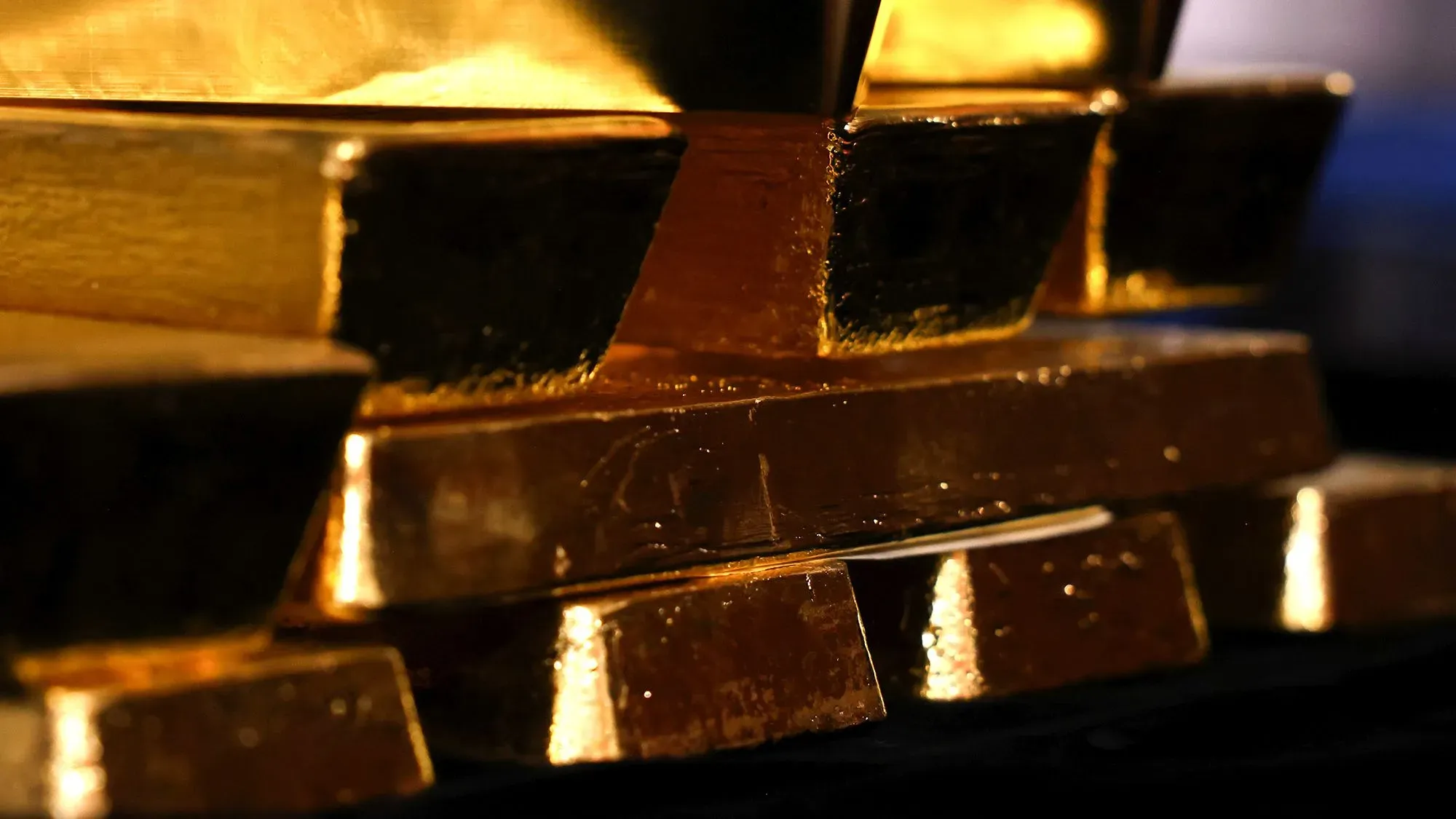 سبائك الذهب اللامعة متراصة بشكل متقارب، تعكس ارتفاع الأسعار في سوق المعادن الثمينة وسط حالة عدم اليقين الاقتصادي.