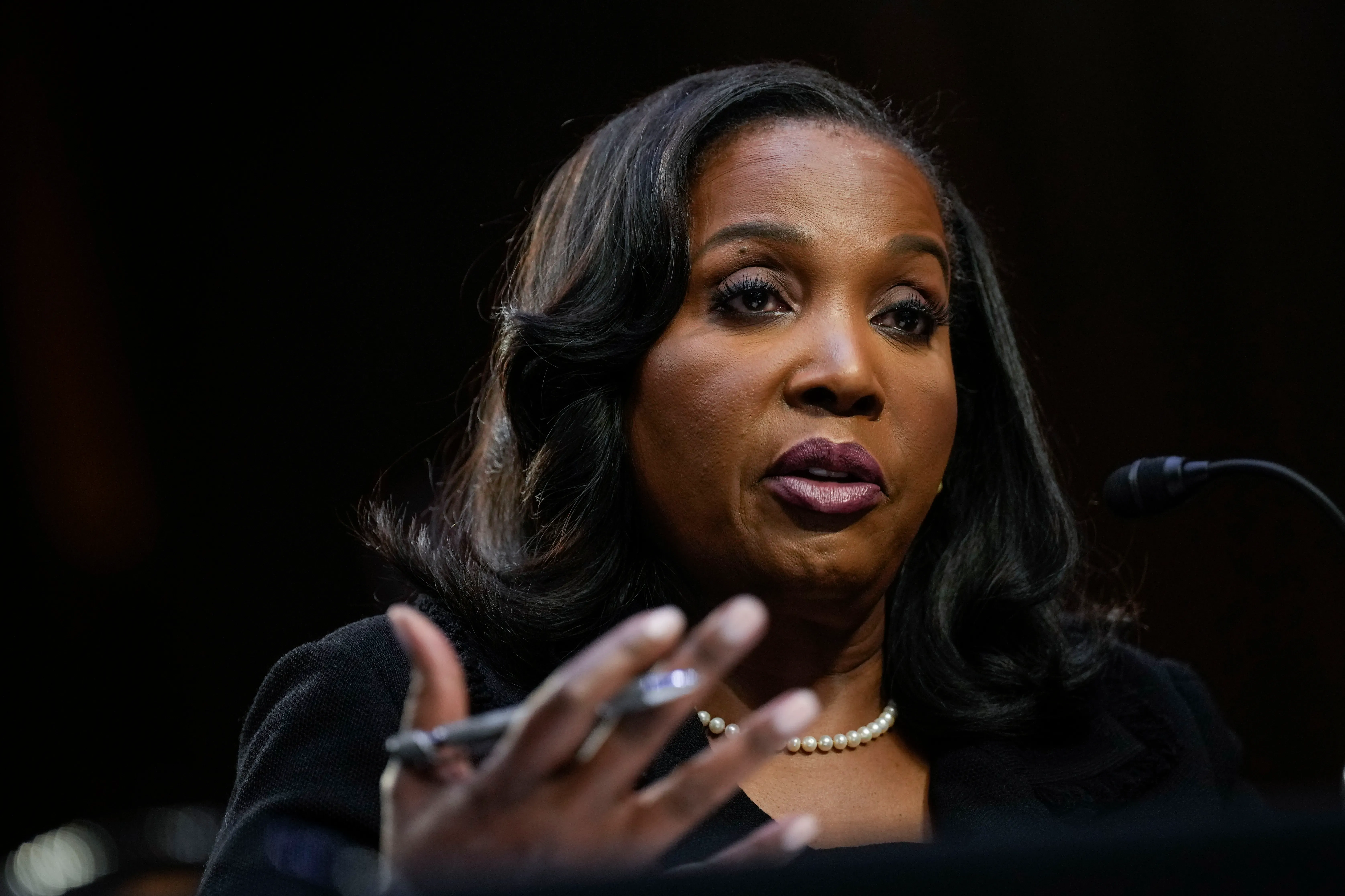 ليزا كوك، مسؤولة في بنك الاحتياطي الفيدرالي، تتحدث في جلسة استماع، حيث تواجه ضغوطاً من إدارة ترامب لإقالتها.