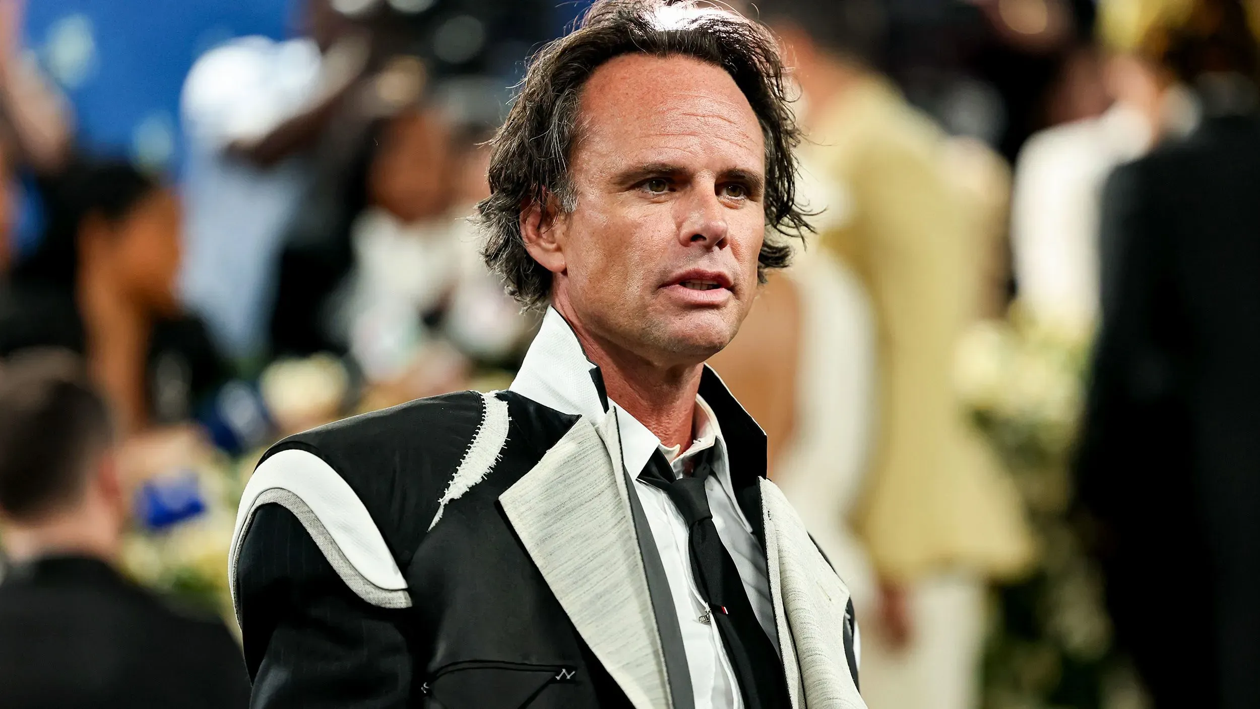 والتون جوجينز يرتدي بدلة مميزة في موقع تصوير برنامج "ساترداي نايت لايف"، يستعد لتقديم الحلقة القادمة مع ضيفه الموسيقي.