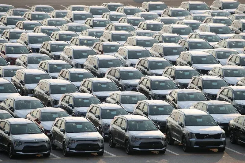 ازدحام كبير من السيارات الجديدة في ساحة انتظار، يعكس تأثير التعريفات الجمركية الأمريكية على صادرات كوريا الجنوبية.