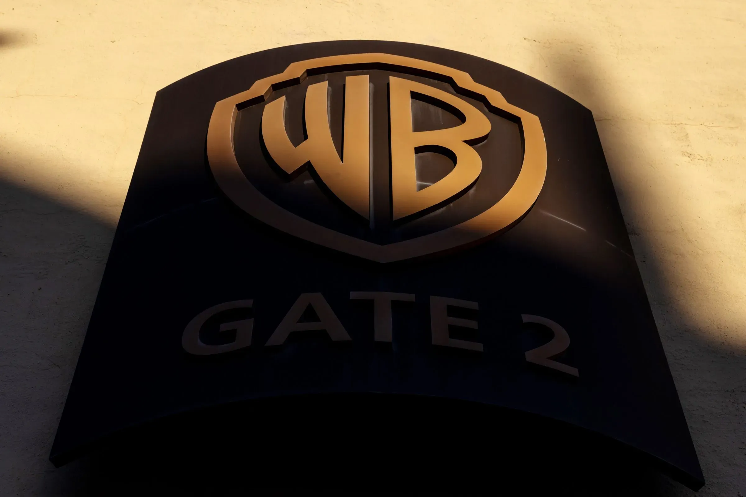 شعار شركة وارنر براذرز عند المدخل الثاني، يرمز إلى التوترات الحالية في صناعة الإعلام بين وارنر وباراماونت.