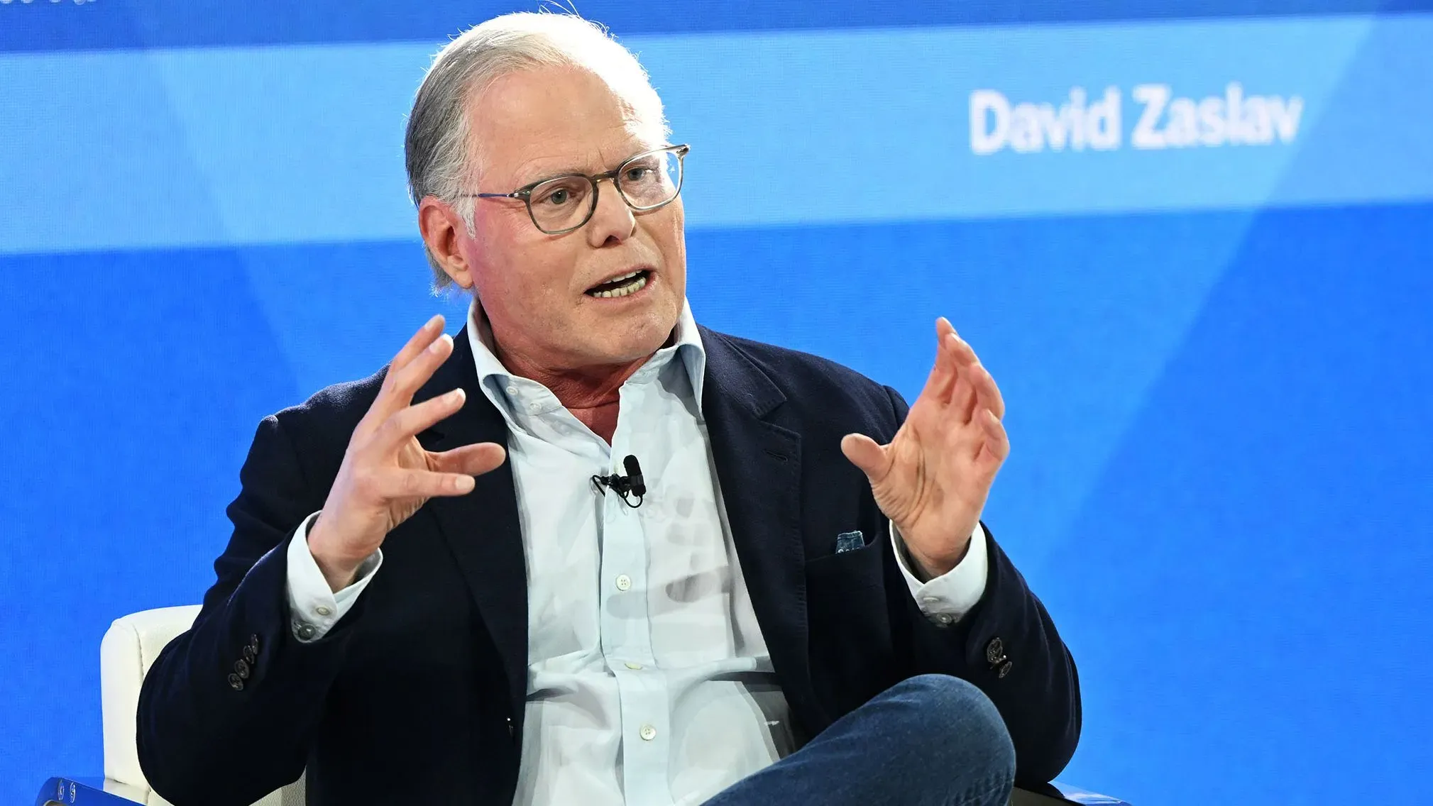 ديفيد زاسلاف، الرئيس التنفيذي لشركة وارنر بروس ديسكفري، يتحدث خلال حدث، مع التركيز على قضايا تعويضات المديرين التنفيذيين.