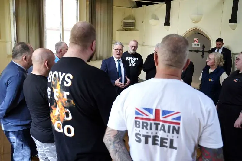 اجتماع مع مجموعة من العمال في مصنع الصلب البريطاني، حيث يتحدث كير ستارمر، زعيم حزب العمال، عن أهمية دعم الصناعة المحلية.