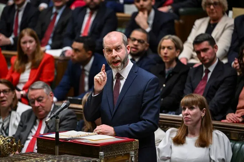 وزير الأعمال جوناثان رينولدز يتحدث في البرلمان البريطاني، حيث يناقش أزمة مصنع الصلب في سكونثورب وتأثيرها على الصناعة المحلية.