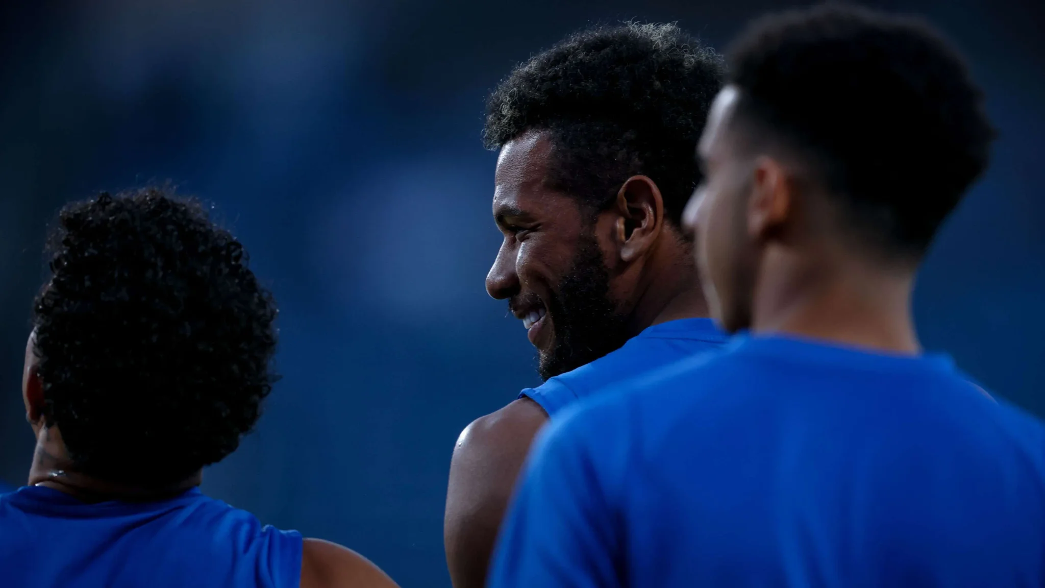 علي البليهي يبتسم خلال تدريب الهلال، مدافع دولي سابق انتقل حديثًا لنادي الشباب السعودي لتعزيز دفاع الفريق.