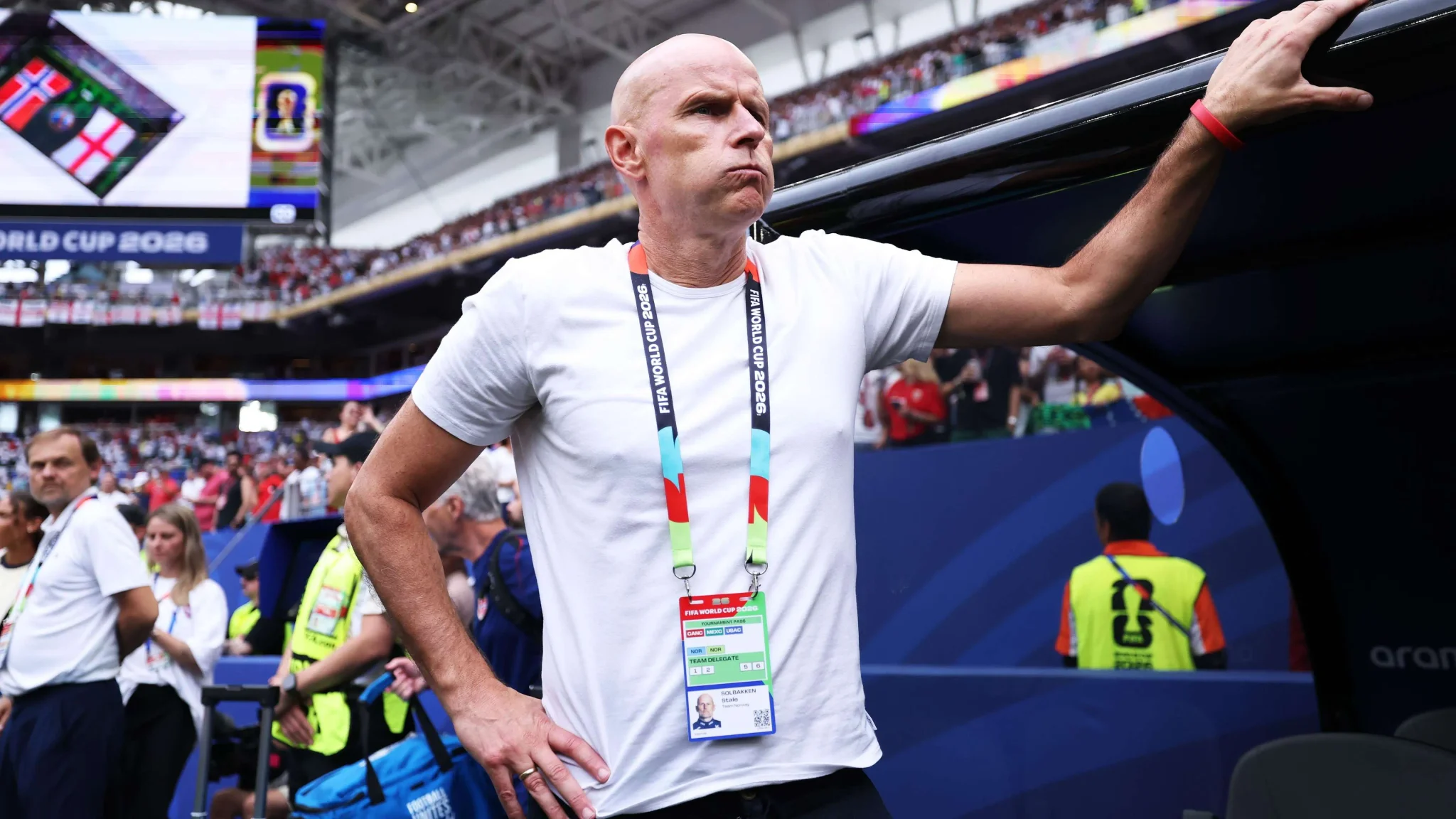مدرب منتخب النرويج ستالي سولباكن يظهر بتعبير قلق خلال مباراة كأس العالم 2026 وسط جدل هدف إنجلترا المثير للجدل بسبب تلامس الكرة مع سلك كاميرا السبايدركام.