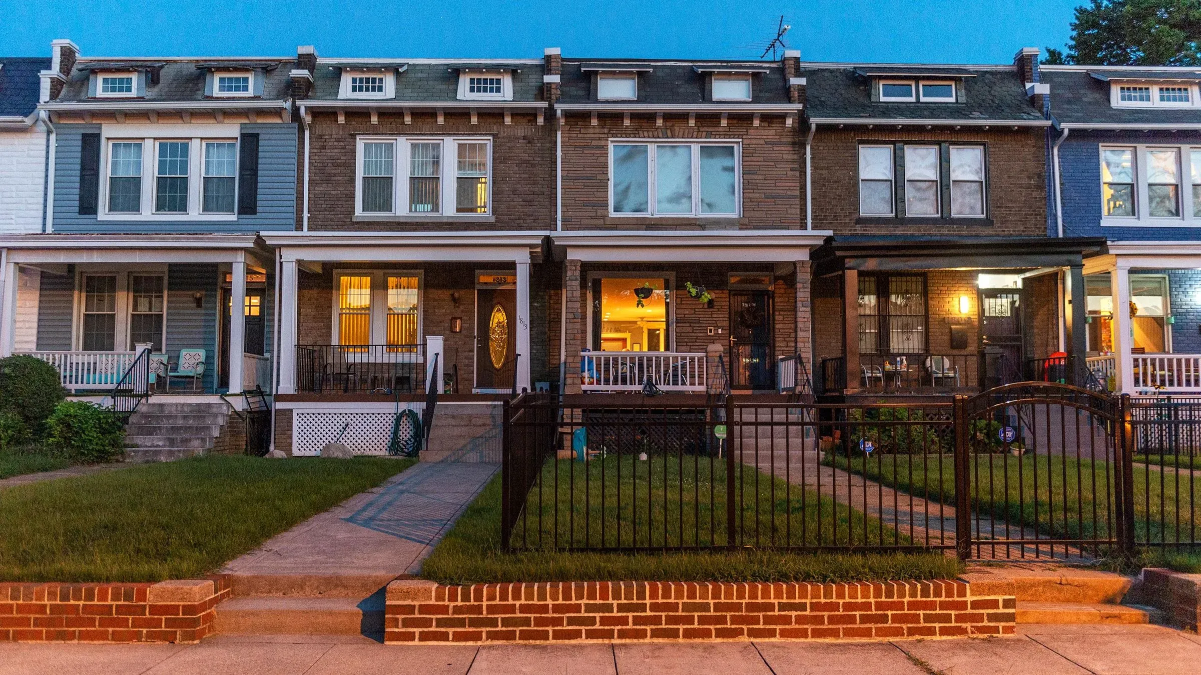 ارتفاع عدد المنازل المعروضة للبيع في منطقة واشنطن، مع التركيز على المنازل المتجاورة ذات الطراز التقليدي.