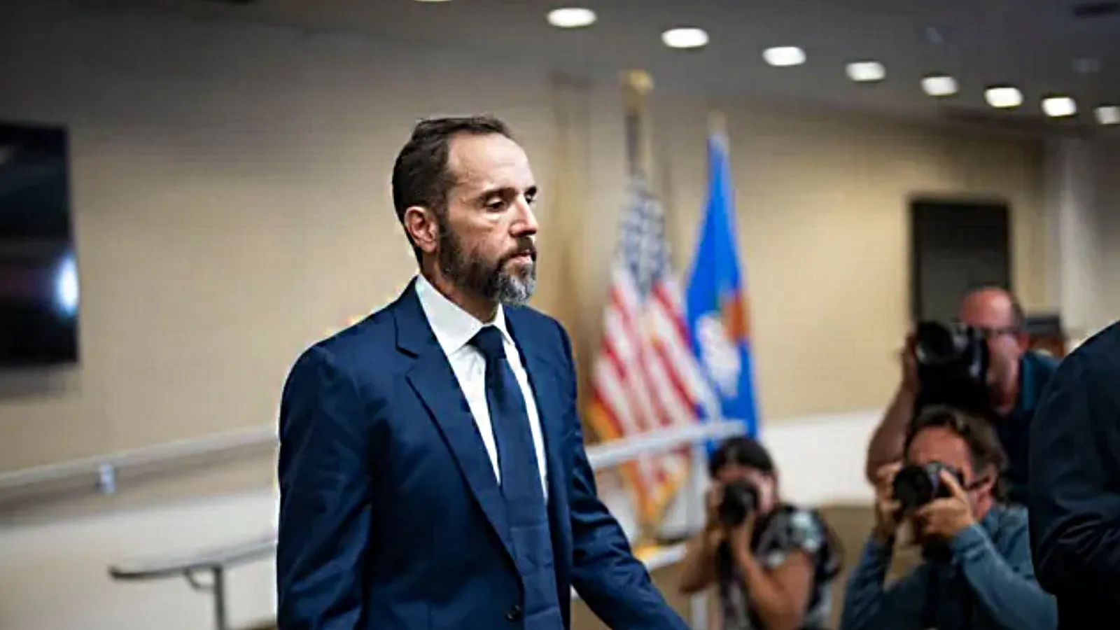 شعار قناة CNN مع عبارة "أخبار عاجلة"، يعكس التغطية الجارية للتحقيق في انتهاكات محتملة لقانون هاتش من قبل جاك سميث.