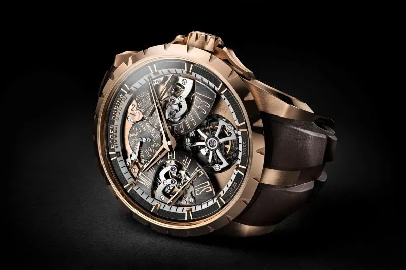ساعة روجر دوبوي بتصميم معقد، مصنوعة من الذهب الوردي، تظهر تفاصيل حركتها الميكانيكية المتطورة، تعكس الفخامة والابتكار في صناعة الساعات.