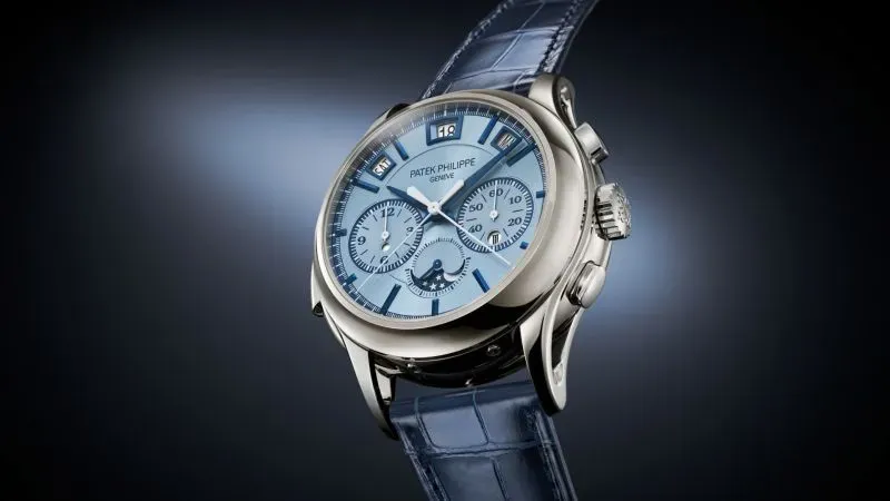ساعة باتيك فيليب المرجعية 5308 بتصميم بلاتيني، مزودة بتقويم دائم وكرونوغراف، تعرض ميناء باستيل رائع.