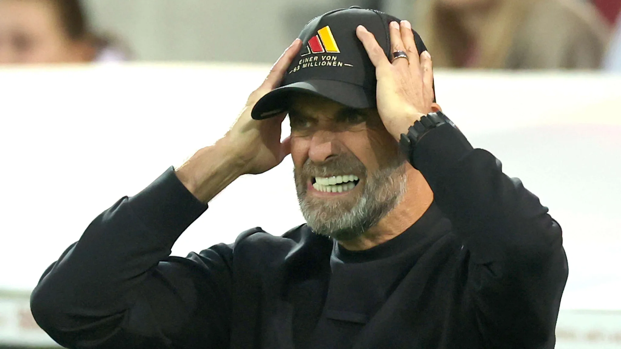 مدرب منتخب ألمانيا يورغن كلوب يظهر تعبير القلق والإحباط خلال هزيمة تاريخية أمام اليونان في دوري الأمم الأوروبية.