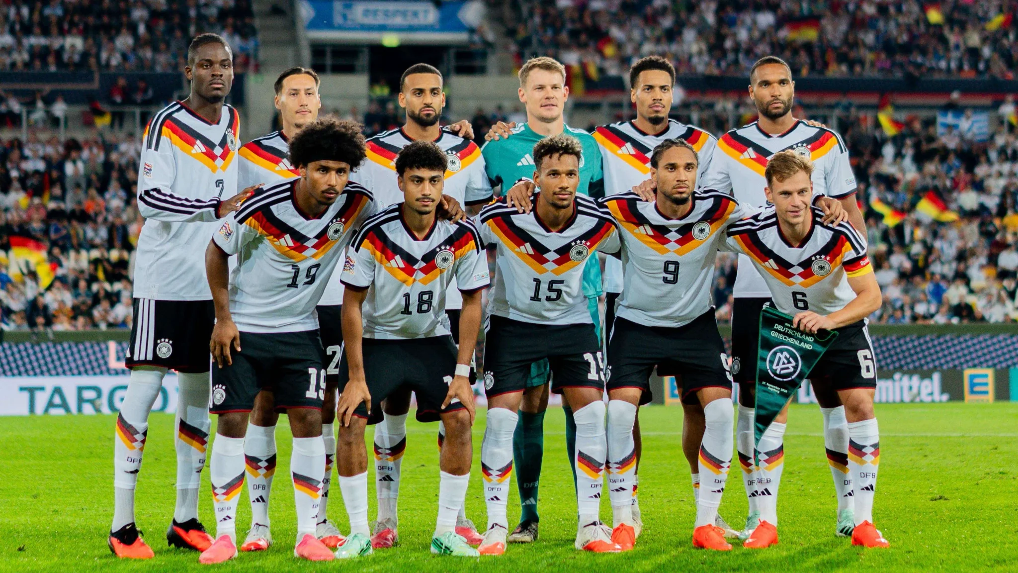 منتخب ألمانيا لكرة القدم يقف لتصوير جماعي قبل مباراة دوري الأمم الأوروبية ضد اليونان، في لحظة توتر بعد خسارة الفريق.