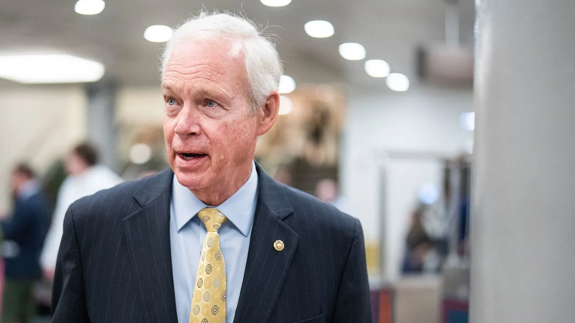 السيناتور رون جونسون يتحدث في مبنى الكونغرس، مع التركيز على قضايا قانون Medicaid ومشاريع القوانين الجمهورية.