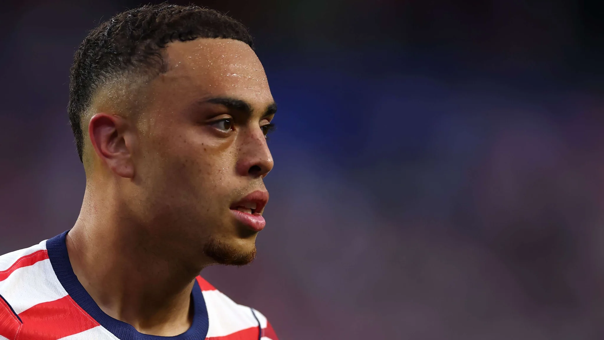 لاعب كرة القدم الأمريكي Balogun بتعبير وجه محبط خلال مباراة كأس العالم ضد بلجيكا في Seattle، يعكس خيبة أمل الخروج المبكر.