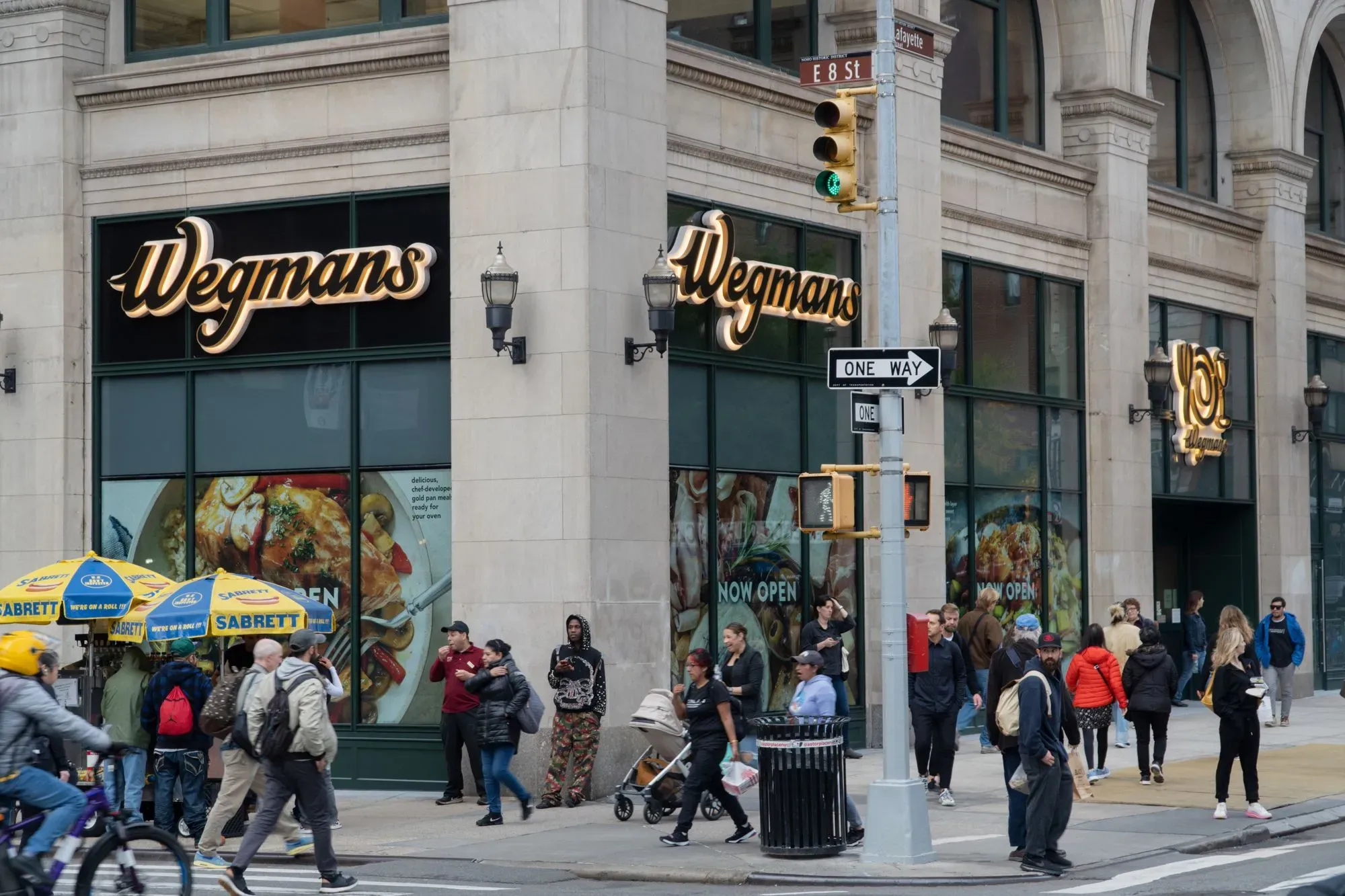 واجهة متجر ويجمانز في مدينة نيويورك، حيث يتم استخدام تقنية التعرف على الوجه لمراقبة المتسوقين لأغراض الأمان.