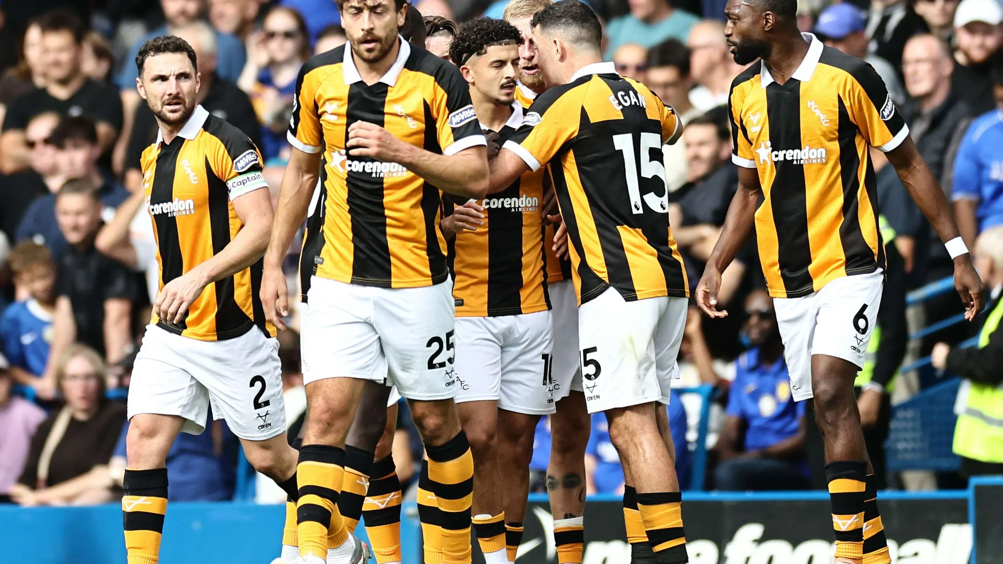 لاعبو Hull City يحتفلون بهدف في مباراة الدوري الإنجليزي الممتاز ضد Chelsea، مع تركيز على الأداء الدفاعي والهجومي المتباين.