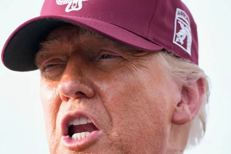 تصريح قوي من الرئيس الأمريكي دونالد ترامب خلال حديثه عن الاتفاق التجاري مع الصين، مع التركيز على ملامح وجهه وتعابيره.