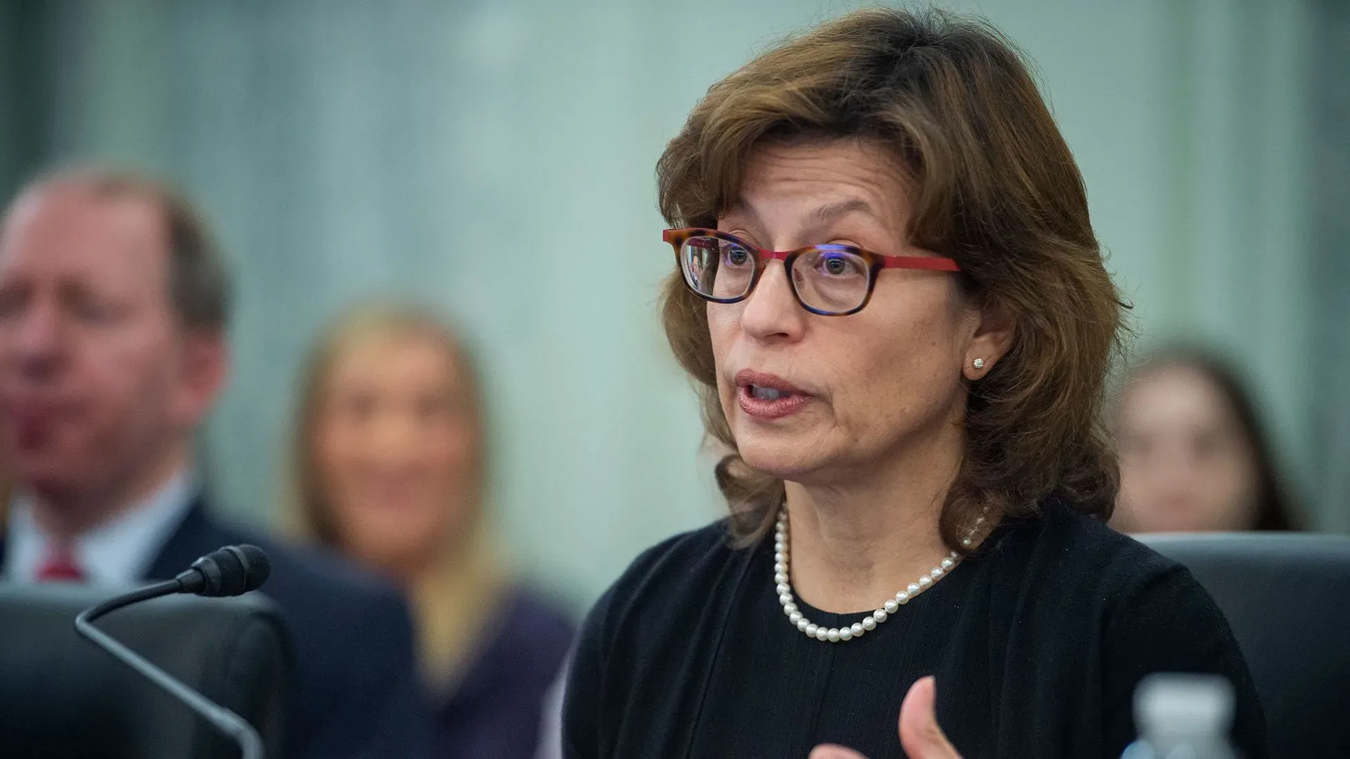 آنا غوميز، المفوضة الوحيدة المتبقية من الحزب الديمقراطي في لجنة الاتصالات الفيدرالية، تتحدث عن تهديدات حرية الصحافة في خطابها بجامعة ولاية كاليفورنيا.