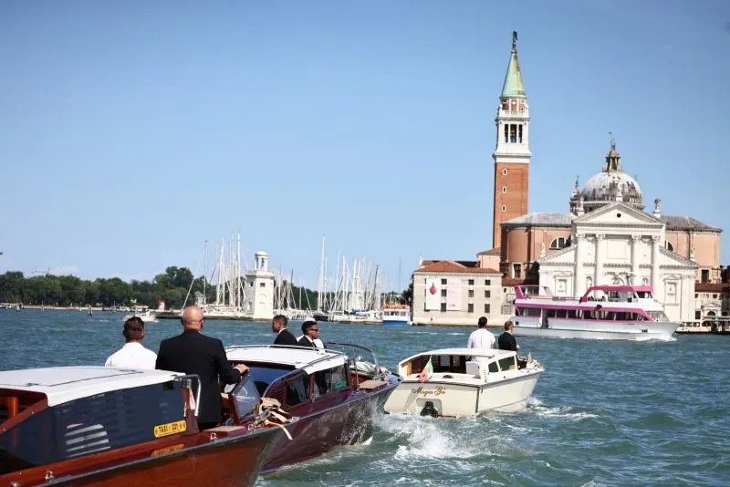 زفاف جيف بيزوس ولورين سانشيز في البندقية، حيث يظهر الضيوف في قوارب الأجرة المائية متجهين إلى الاحتفال.