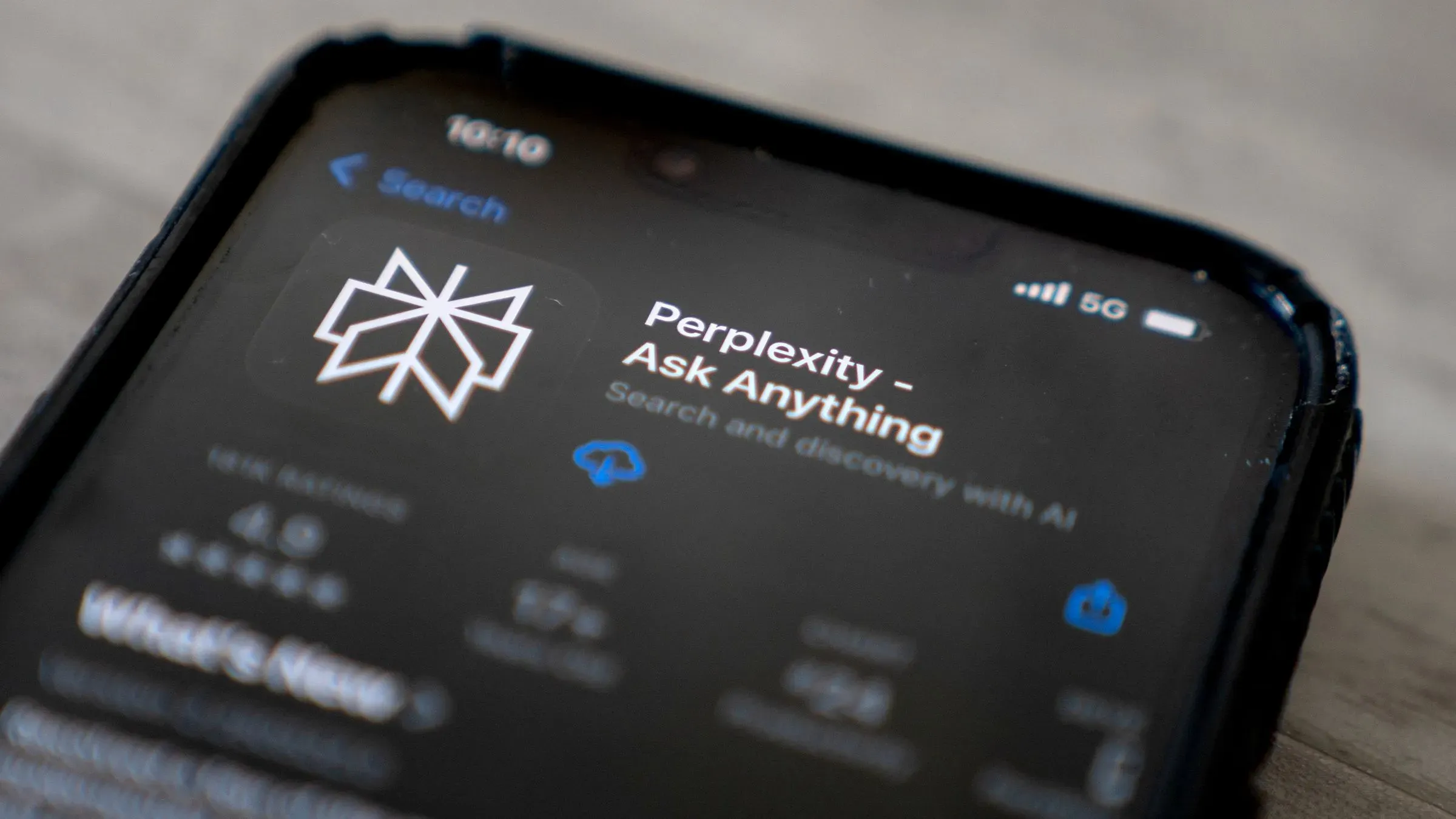 شاشة هاتف تعرض تطبيق Perplexity للذكاء الاصطناعي، مع شعار التطبيق وواجهة البحث، في سياق اهتمام شركات التكنولوجيا الكبرى بالاستحواذ عليه.