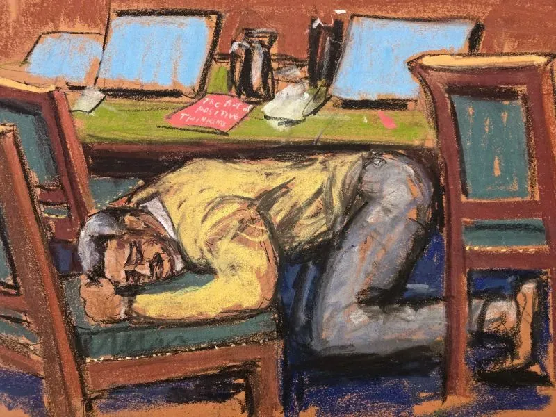 شون "ديدي" كومبس جاثٍ على ركبتيه في قاعة المحكمة، معبرًا عن امتنانه بعد حكم هيئة المحلفين ببراءته من التهم الجنائية.