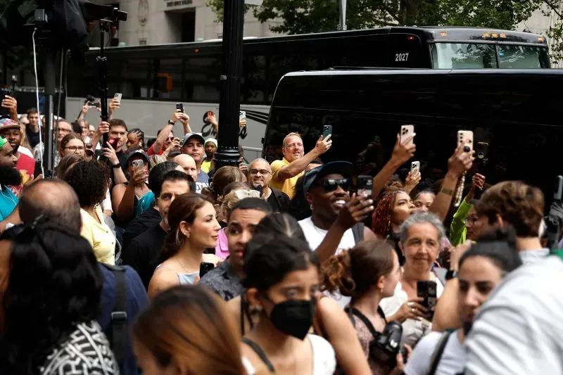 حشود كبيرة من المؤيدين في الخارج، يلتقطون الصور بهواتفهم، احتفالًا ببراءة شون "ديدي" كومبس بعد محاكمته في نيويورك.