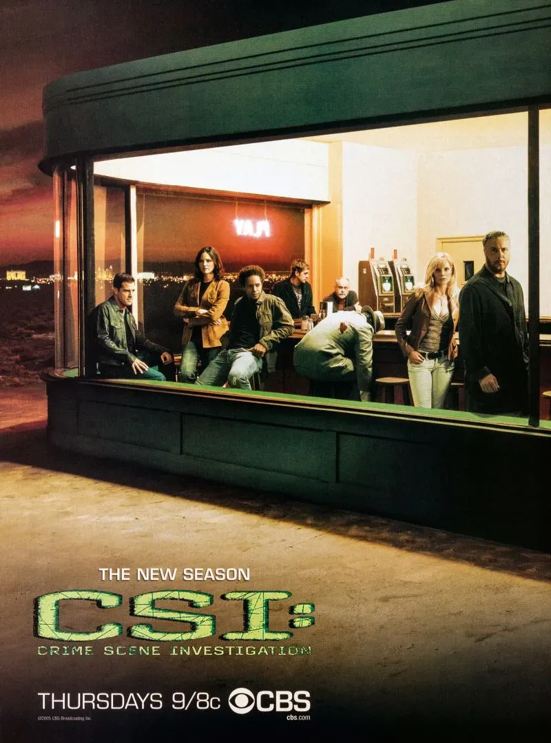 أعضاء فريق عمل مسلسل "CSI: Crime Scene Investigation" يقفون أمام مطعم مضاء بالنيون، مستوحى من لوحة "Nighthawks" لإدوارد هوبر.
