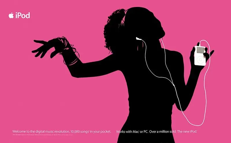 امرأة تتفاعل مع جهاز آيبود، محاطة بخلفية وردية، تعكس ثورة الموسيقى الرقمية وإعلانات آبل المبتكرة.