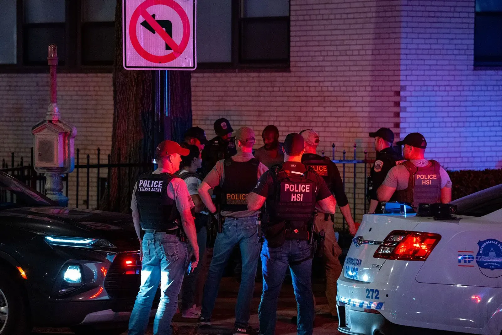 تجمع عدد من ضباط إنفاذ القانون الفيدراليين في العاصمة واشنطن، مع وجود سيارات الشرطة، خلال عمليات أمنية لفرض القانون.