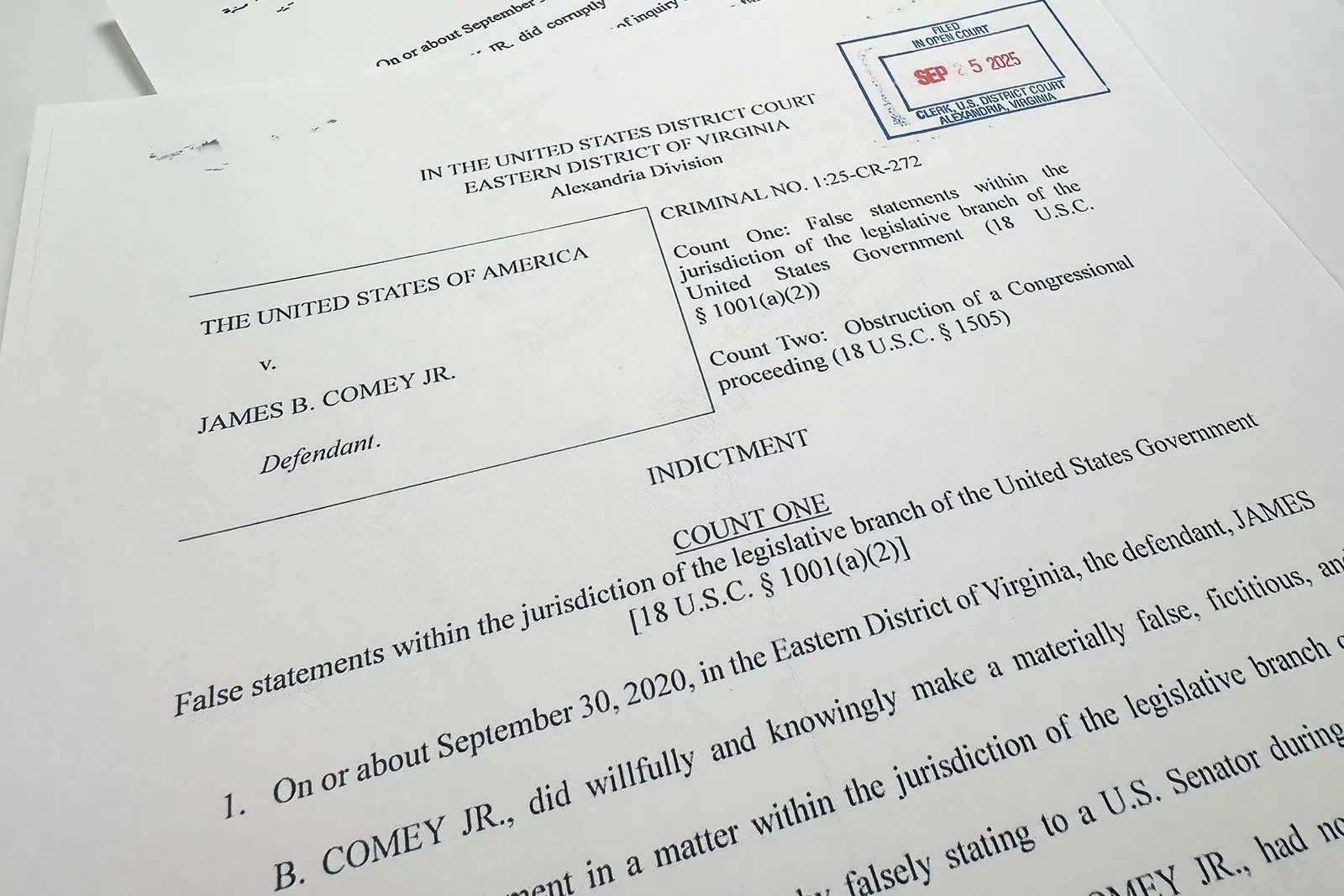 وثيقة اتهام ضد جيمس كومي تتضمن تفاصيل التهم الجنائية المتعلقة بتصريحاته للكونغرس في 2020، مع ذكر القضايا السياسية المحيطة بها.