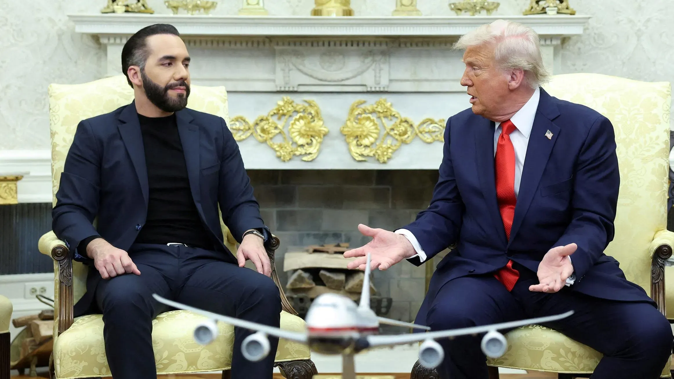 اجتماع بين رئيس السلفادور ناييب بوكيلي والرئيس الأمريكي دونالد ترامب في المكتب البيضاوي، حيث يناقشان قضايا الهجرة.